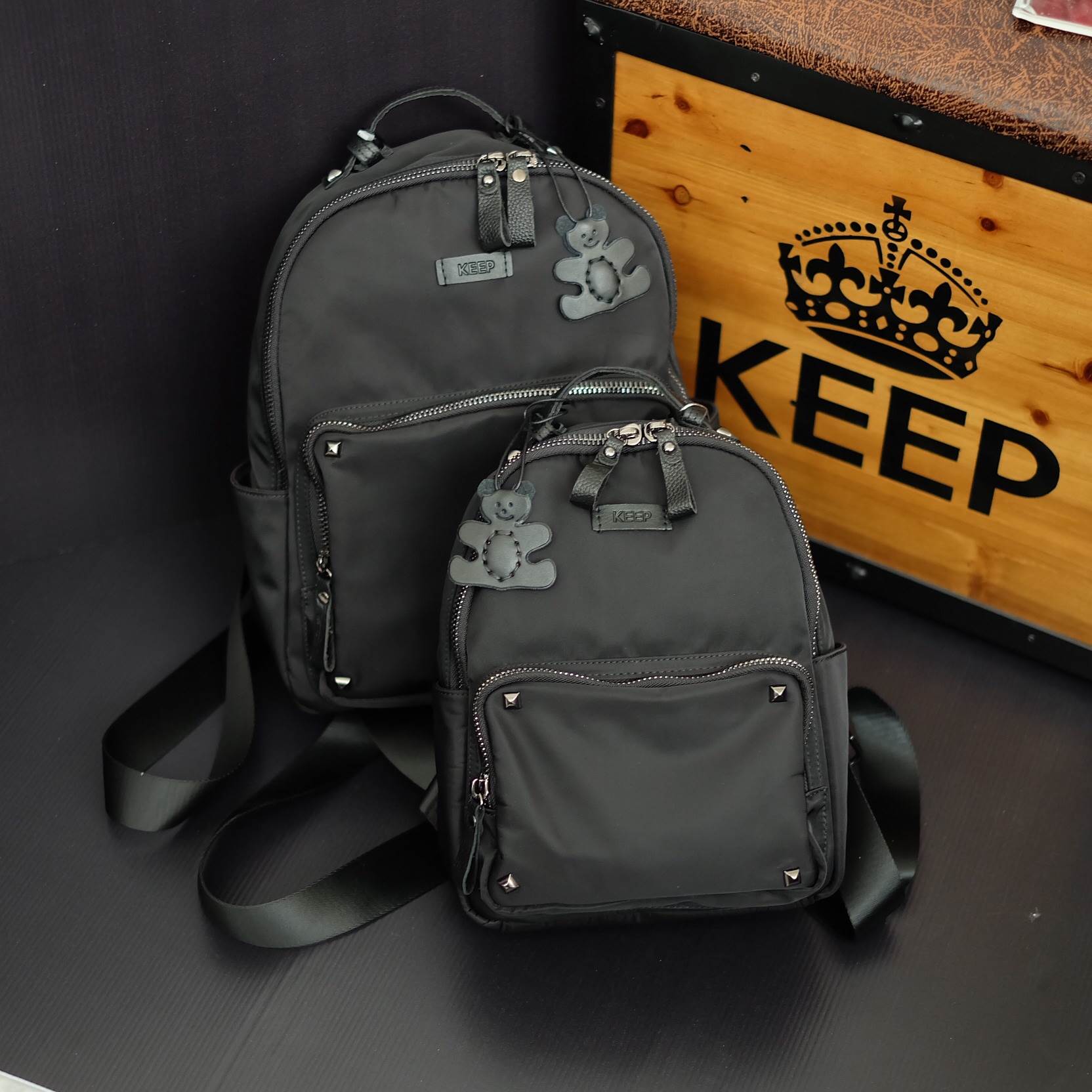 ใหม่สุด !!! เป้Keepไนล่อนห้อยพี่หมีteddy_duo เอาใจสาวๆ ชอบสไตด์ เป้ ทางร้านได้ รุ่น classic ประดับหมุดดำ จาก แบรนด์ keep มาฝากคะ จุดเด่น 💙 กระเป๋า ผ้าไนล่อน น้ำหนักเบา สายหนังแท้ ทนทาน ดีไซด์ ทันสมัย เข้าได้กับทุกชุด สายสะพายมีแผ่นหนังแท้รอง สะพาย