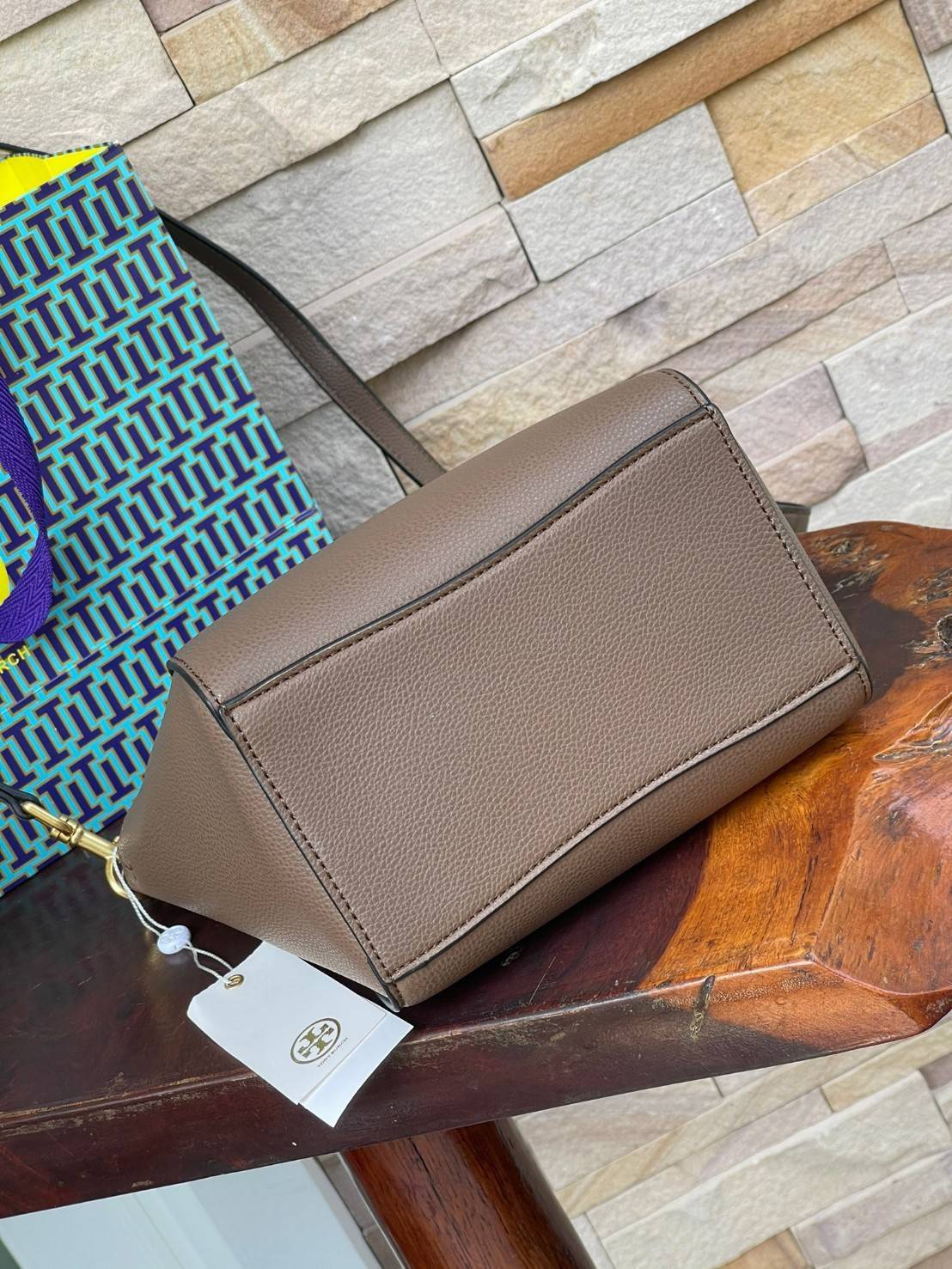 TORY BURCH McGraw Small Bucket Bag ดีไซน์ทรงตะกร้าแสนน่ารัก ดีเทลสะดุดตา รูปทรงจดจำง่าย สาว ๆ คนไหนที่เบื่อกระเป๋าถือทรงเดิม ๆ ลองมาดู Collection นี้กันดีกว่าค่ะ