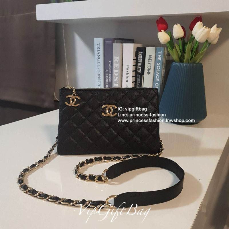 กระเป๋าคลัทช์&ครอสบอดี้ **ทรงหรู จากงาน CHANEL VIP GIFT(GIFT WITH PURCHASE) จากเคาเตอร์ต่างประเทศ จากแบรนด์ CHANEL ลายหนัง CAVIER ของแท้ 100% ด้านหน้าประดับโลโก้แบรนด์สีทอง เปิดปิดด้วยซิป อะไหล่ทอง ด้านในปั้ม MADE IN ITALY ด้านหนึ่งเป็นช่องซิปใส่โทรศัพท์ไ