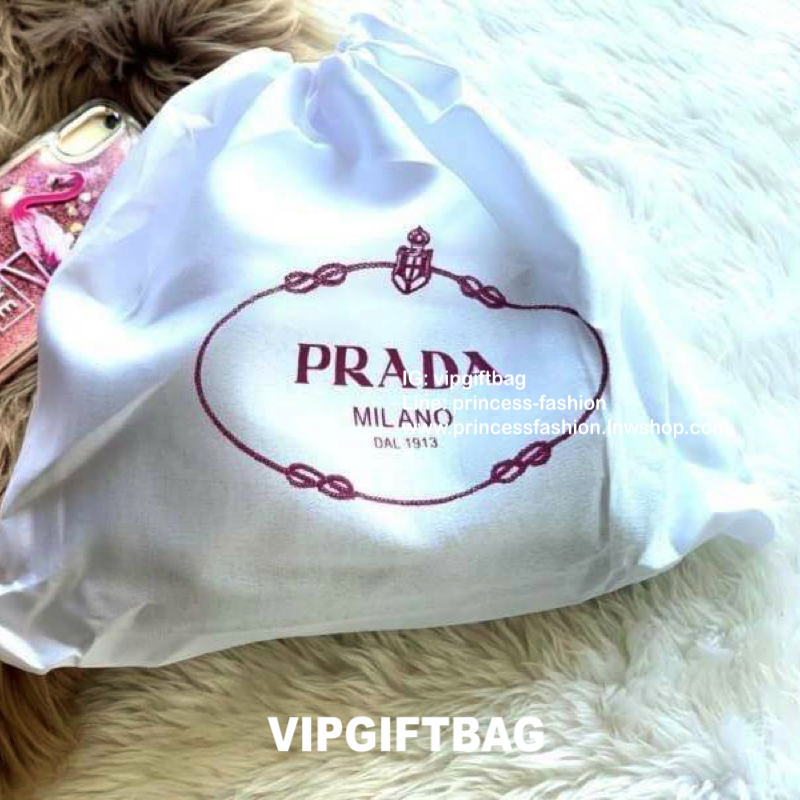 PRADA CROSSBODY BAG WITH ZIP GIFT WITH PURCHASE (GWP) กระเป๋าสะพายพรีเมี่ยมกิ้ฟ Limited Edition จากเคาน์เตอร์แบรนด์ดีไซน์เรียบหรูดูดี วัสดุ Nylon & Polyester 100% เนื้อหนาคุณภาพดีตามแบบฉบับของแบรนด์ ด้านหน้าประดับโลโก้มีช่องแบ่ง2 ช่องเป็นสัดส่วนเปิดปิดด้ว