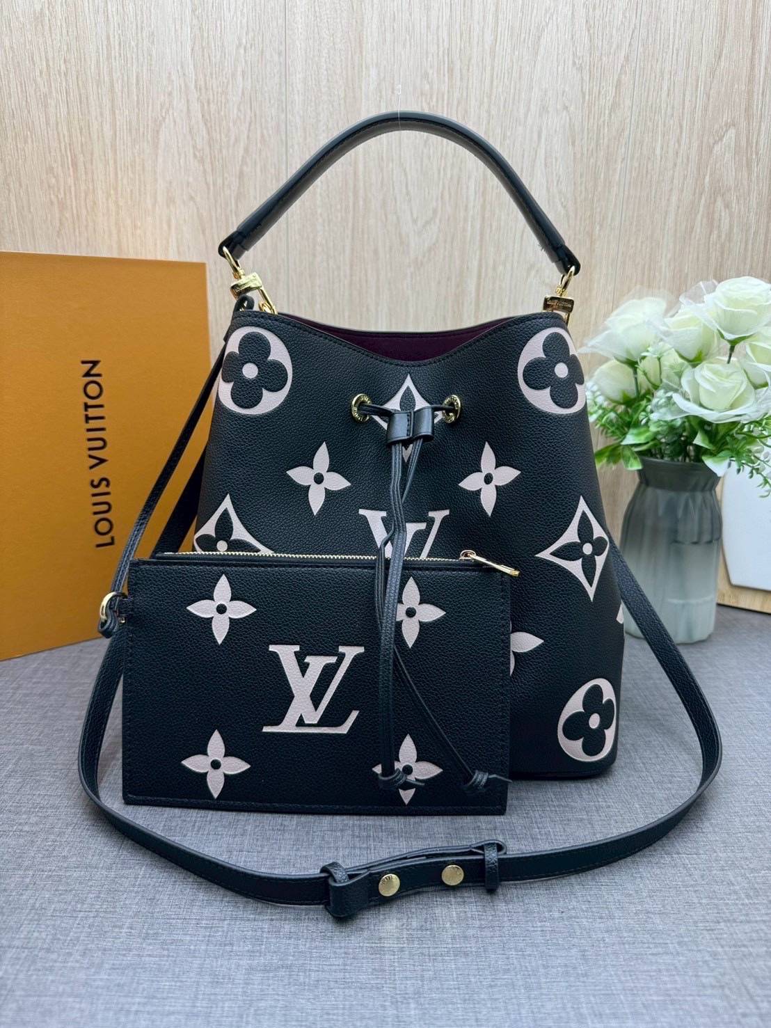 ORI หนังแท้ | LV NeoNoe MM Bucket bag Monogram Flower กระเป๋าสะพายทรงบัคเก็ต ลาย Monogram Flower โดดเด่นเพิ่มสไตล์ มีเสน่ห์ชวนหลงใหล