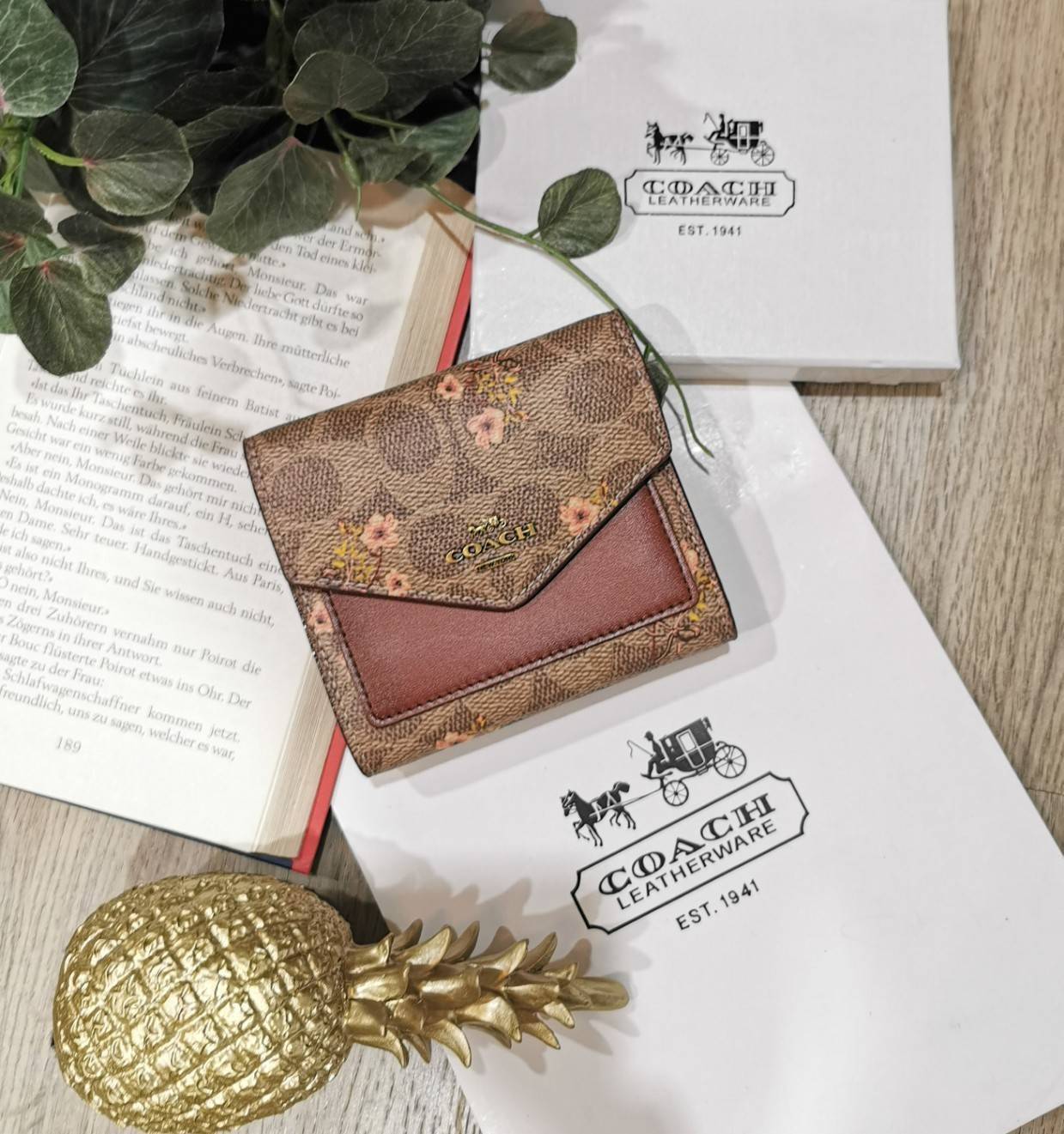 COACH FACTORY SHORT WALLET กระเป๋าสตางค์รุ่นใหม่ล่าสุดจาก Coach Factory Outlet ขนาดกำลังดี พกพาสะดวก ดีไซน์สวยน่าใช้ วัสดุหนังแท้เปิดปิดด้วยฝาปิด Envelop กระดุมด้านหน้ามีโลโก้แบรนด์ด้านหลังมีช่องซิปใส่เหรียญ หัวซิปแบรนด์ ภายในมีช่องใส่ธนบัตรใส่แบงก์พันได้