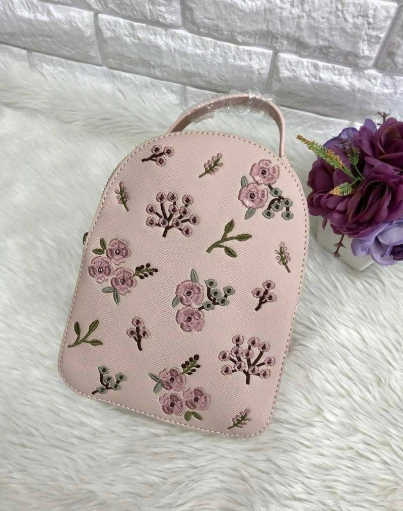 Bershka backpack bag ✔️รุ่นหายากค่ะ กระเป๋าสะพายหลัง หนังซาฟเฟียโน่ ด้านหน้าปักรูปดอกไม้ งานปักเน้นๆ สวยงามมากๆค่ะ เปิดปิดกระเป๋าแบบซิป ภายในโล่ง ใส่ของได้จุนะค่ะ สายสะพายด้านหลังเลื่อนปรับฟรีไซด์ค่ะ รุ่นนี้ขนาดกำลังดี น้ำหนักเบา ใบจริงน่ารักน่าใช้