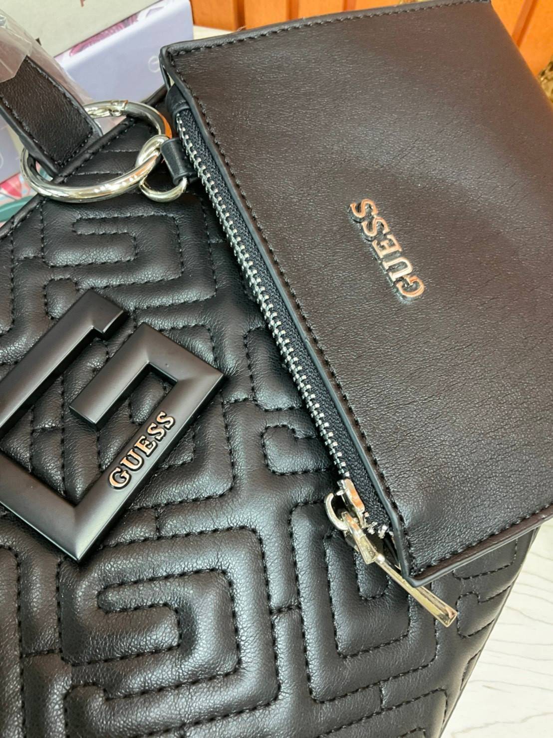 ของแท้ 💯% 】Guess Women’s Crossbody Bag กระเป๋าสะพายข้าง มาพร้อมกระเป๋าใบเล็ก ถอดออกแยกใช้งานได้ วัสดุ Pu หนังนิ่ม จับนุ่มมือมากๆ ด้านหน้าประดับโลโก้แบรนด์ กระเป๋ามีดีเทลเย็บลาย G