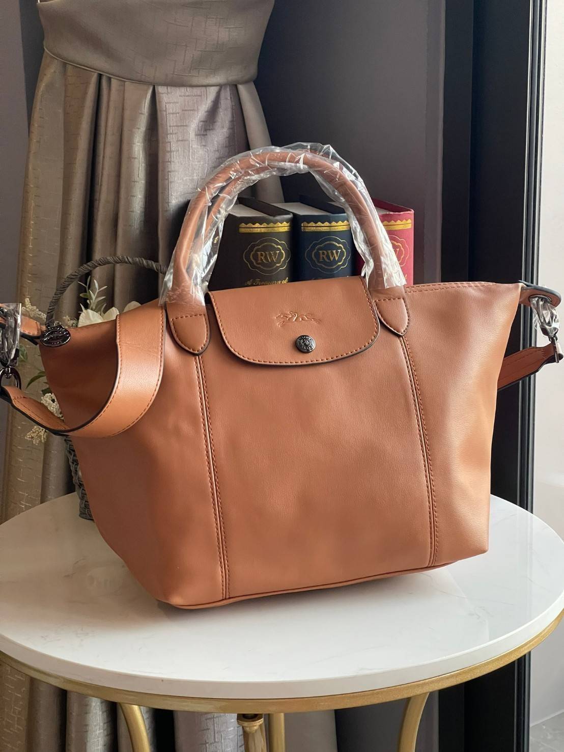 Longchamp Le Pliage Cuir Top handle bag S เรียกว่าเป็นกระเป๋าอีกหนึ่งรุ่นที่ไม่ว่ายังไงก็ฮอตฮิตและติดเทรนด์ตลอดไม่เคยเปลี่ยนกับ ทรง Le Pliage Cuir หนึ่งในตระกูลกระเป๋าสุดไอคอนิกจากแบรนด์