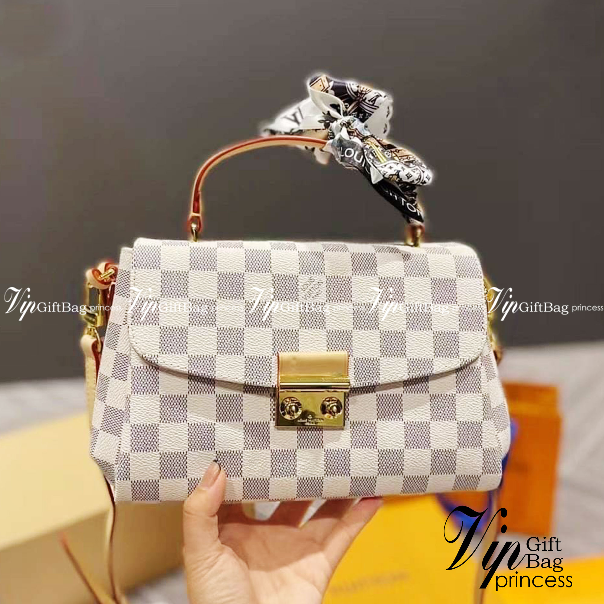 LV CROISETTE CROSSBODY BAG ให้สาวๆได้สวย ในราคาจับต้องได้ กับกระเป๋าสะพายข้าง ดีไซน์ลวดลายตารางเอกลักษณ์ คลาสสิคแต่ดูผู้ดี วัสดุหนังแคนวาส เปิด-ปิดด้วยตัวล็อคแน่นหนา ภายในโล่งกว้าง ใส่ของสำคัญได้ครบถ้วน สายสะพายถอดออกได้ ปรับได้ มีหูจับในตัว ถือเก๋ๆ หรือจ