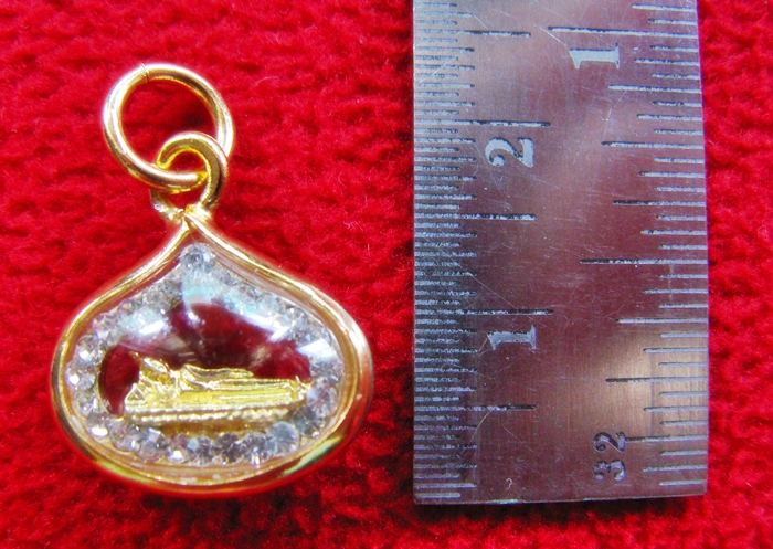 จี้พระประจำวันเกิดวันอังคาร ปางไสยาสน์ องค์เล็กล้อมเพชรเลี่ยมทองไมครอนค่ะ