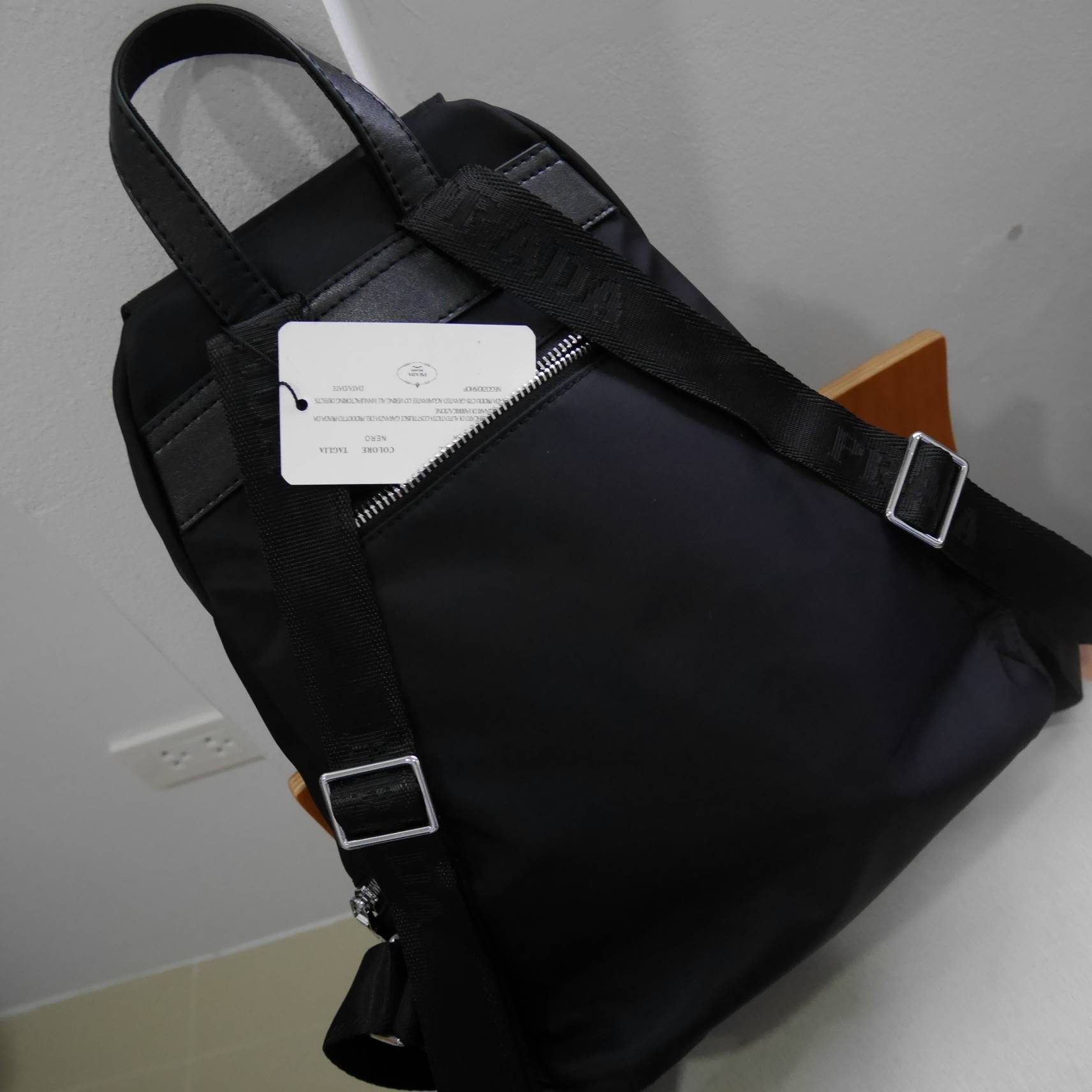 มาละค้า รุ่นที่สายลุยรอคอยกับ Prada nylon backpack จากงานพรีเมี่ยมกิ้ฟจากเคาร์เตอร์ต่างประเทศ วัสดุ Nylon **คุณภาพดี แข็งแรง ทนทาน กันน้ำได้ **อะไหล่เงิน เงาวับ! ทั้งใบ สวยมากคะ มีช่องใส่ของแยกซิปหลายช่อง สุดคุ้ม ด้านในบุด้วยผ้าซับในปั้มแบรนด์ อย่างดี ขนา