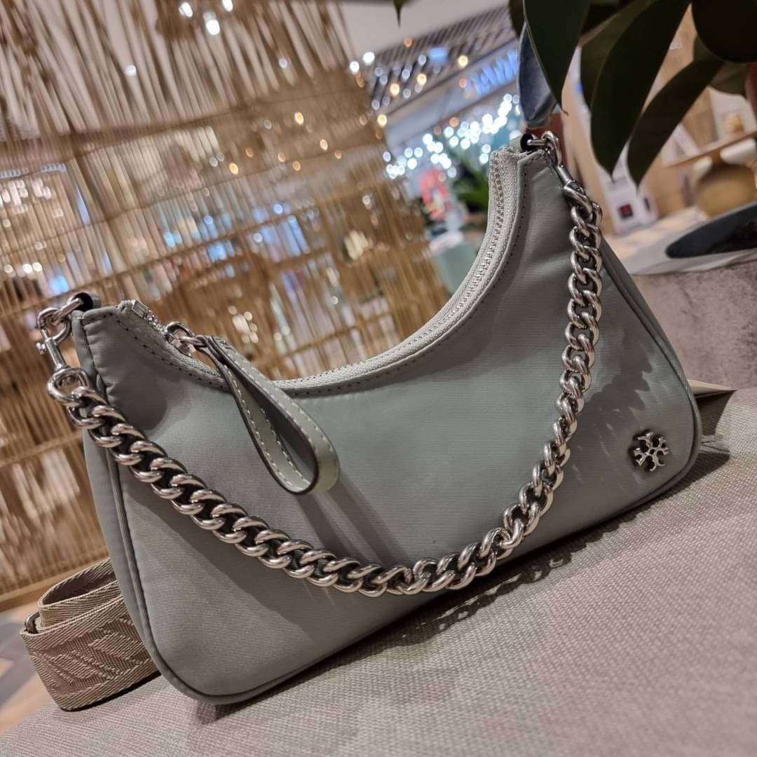 TORY BURCH MERCER NYLON SMALL SHOULDER BAG ใหม่ก่อนใคร!! กับคอลหวานๆ สดใสๆ กระเป๋าสะพายทรงโฮโบ ขนาดกะทัดรัด ฟังก์ชั่นการใช้งานจัดแบบเต็มที่ ด้วยสายสะพายถึง 3 เส้น สายโซ่คล้องแขน สายหนังแบบสั้นคล้องไหล่ และสายสปอร์ตเส้นใหญ่ ดูดี!! คุ่มแค่ไหนคิดดู!! วัสดุผ้