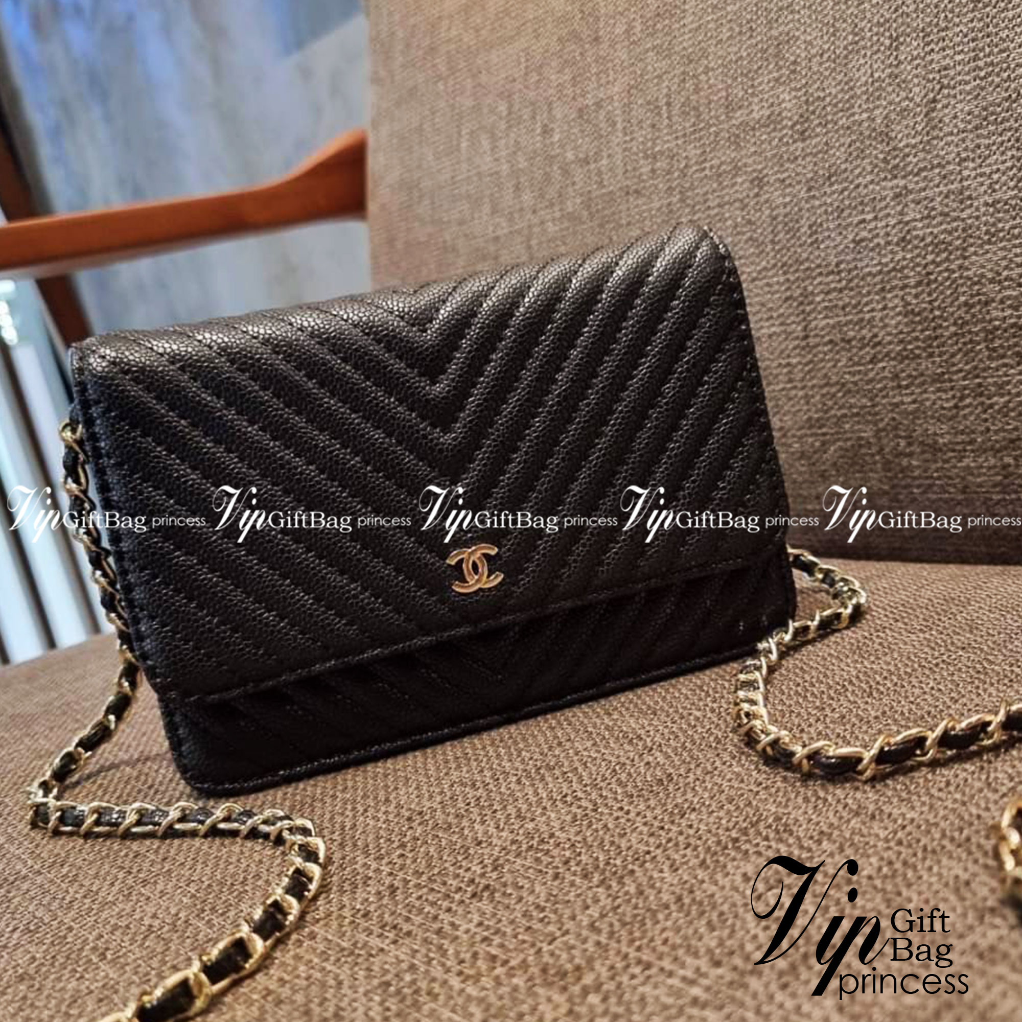 VIP 🥂 CHANEL WOC ลายวียอดฮิต กระเป๋าสะพายข้างหนังลายคาร์เวีย มาพร้อมโซ่สะพายในตัว (ถอดออกไม่ได้) อะไหล่ทองเรียบหรู ดูผู้ดี้ ผู้ดี!! เปิด-ปิดกระเป๋าด้วยกระดุมแม่เหล็ก ภายในกระเป๋าเป็นช่องโล่ง มีช่องแยก 1 ช่อง ช่องซิปกลางอีกช่อง ส่วนด้านหลังก็ยังมีอ