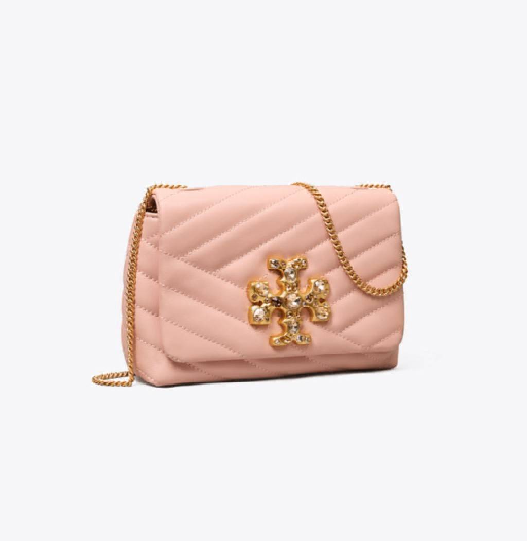 TORY BURCH KIRA CHEVRON EMBELLISHED LOGO MINI BAG ตามคำเรียกร้องจ้า!! ไซส์มินิ สะดวกใช้ พกพาง่าย สไตล์คุณหนู!! กระเป๋าสะพายข้าง ดีไซน์ทรงคลาสสิค โดดเด่นด้วยโลโก้ดีไซน์ประดับเม็ดสี เพิ่มมูลค่าและดึงดูดสายตามากขึ้น วัสดุหนังแกะ สัมผัสนิ่มมือ เปิด-ปิดด้วยกระ
