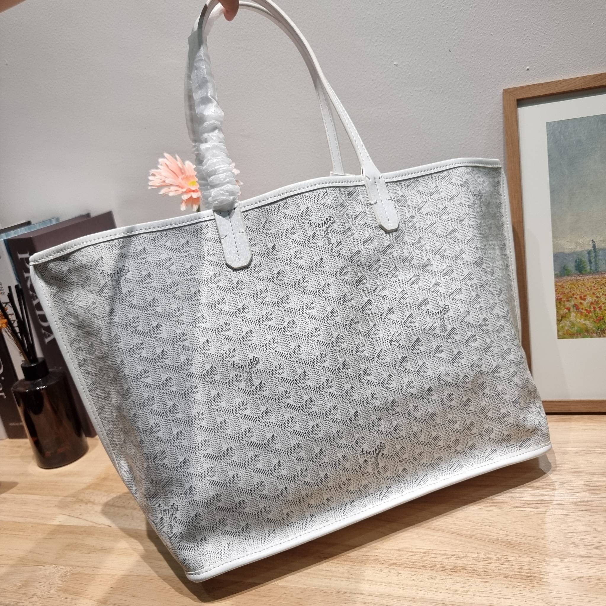 GOYARD ANJOU REVERSIBLE TOTE กระเป๋าสะพายทรงโท้ท ใบใหญ่จุใจ!! กลับด้านใช้ได้ทั้ง 2 ด้าน มาครบสีขายดี เลิศทุกสี รูปทรงคลาสสิค ดีไซน์เป็นเอกลักษณ์