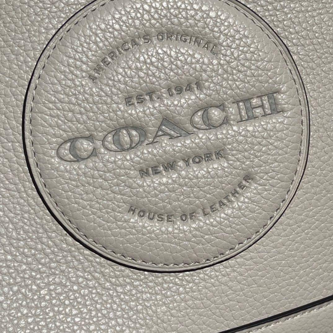 ใหม่ล่าสุด อดใจยังไงไหว COACH Dempsey Field Tote 22 C5268 โทนสีขาวล้วน ดำล้วน สุดคลาสสิก พร้อมส่งความสวยที่ไทยค่ะ! กระเป๋าทรง Tote ขนาดพอเหมาะลำตัว พกพาง่ายสะดวกได้กับทุกๆวัน ด้านหน้าปั้มโลโก้แบรนด์ตัวใหญ่สวยค่ะ;เปิดปิดกระเป๋าแบบกระดุมแม่เหล็ก ภายในใส่กระ