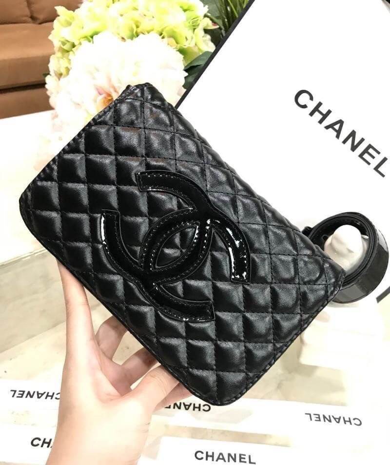 พร้อมส่งแล้วค่ะ..ใครไม่ทันรอบที่แล้วจองด่วนจ้า! Chanel Waist Bag Gift With Purchase (GWP) กระเป๋าสะพายคาดเอวหรือคาดอกพรีเมี่ยมกิ้ฟของแท้จาก Chanel Perfume Counter รุ่น Limited Edition วัสดุหนังนิ่มลายตารางทรงเหลี่ยมมีโลโก้ด้านหน้า เปิดปิดด้วยฝาปิดกระดุมแม