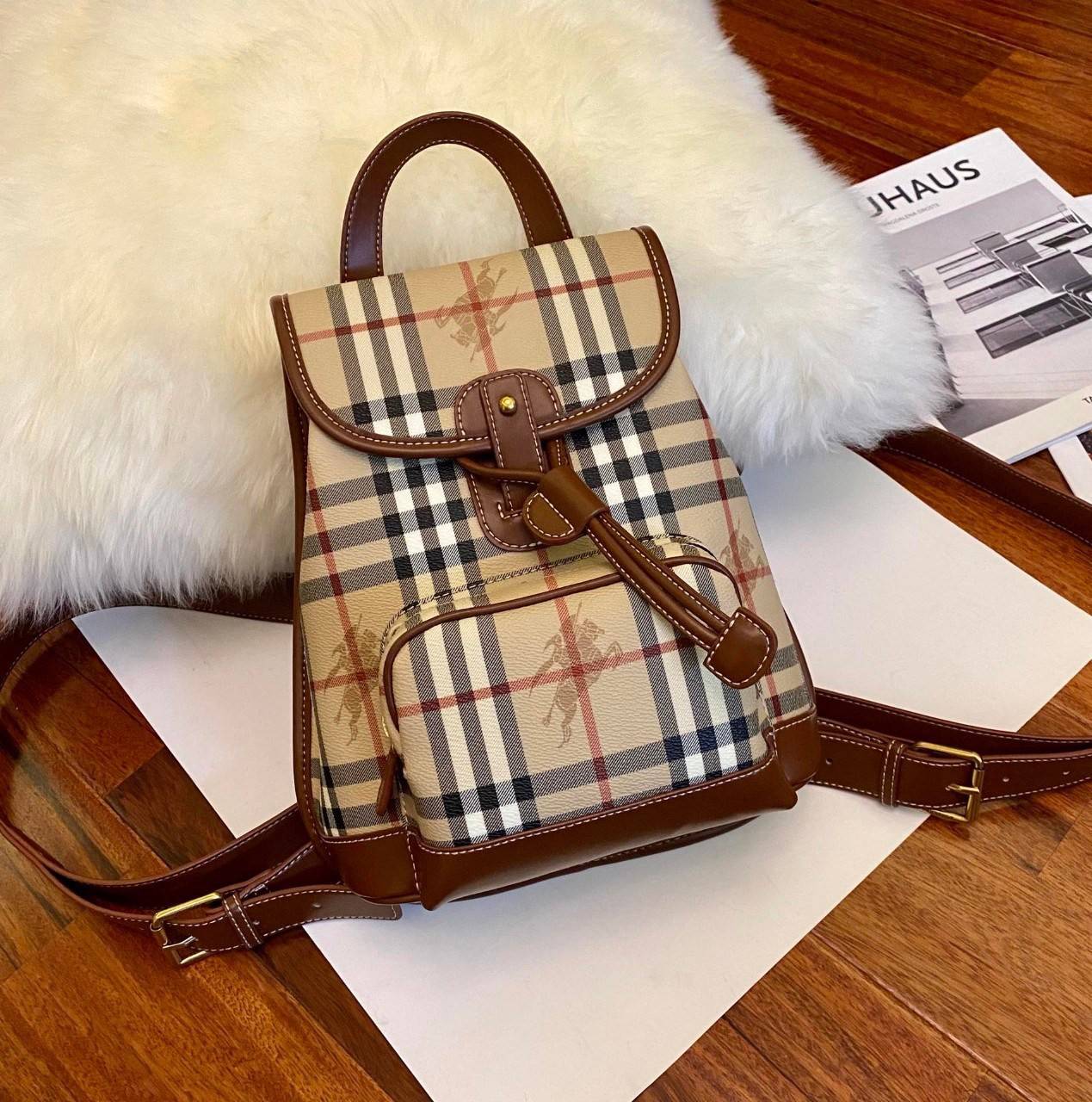 BURBERRY BACKPACK VIP GIFT WITH PURCHASE (GWP) พรีเมี่ยมกิ๊ฟ Limited Edition จาก BURBERRY *กระเป๋าเป้ วัสดุหนัง PVC หนา มีช่องใส่ของหลายช่อง พร้อมช่องซิปหน้า เปิดปิดด้วยหมุดล็อค ภายในมีช่องใส่ของโล่งกว้าง สามารถใส่ของได้หลากหลาย สายสะพายหลังปรับได้ฟรี อะไ