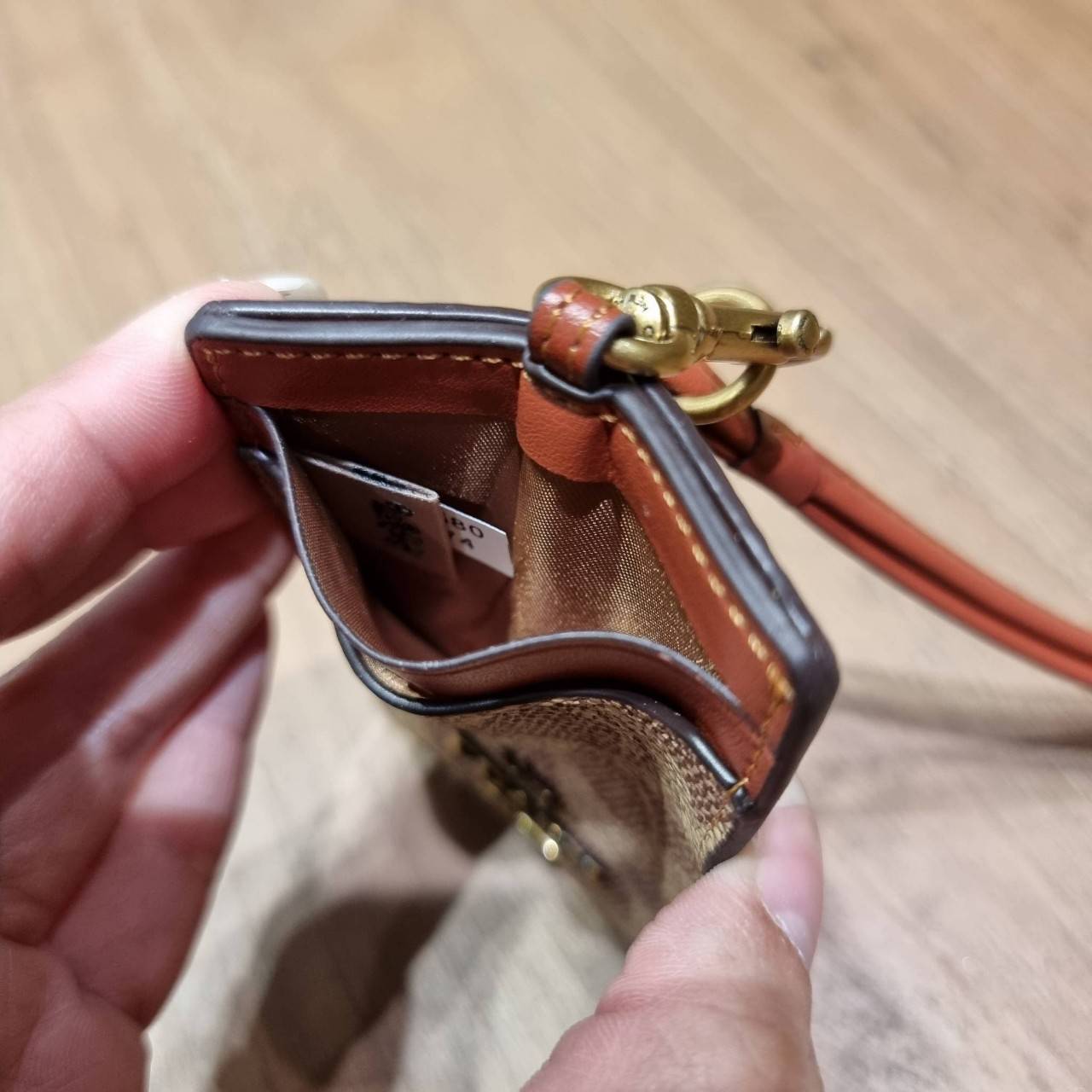 COACH ID LANYARD IN COLORBLOCK SIGNATURE CANVAS ง่ายๆแบบไม่ธรรมดา!! คลาสสิคแต่มีดีเทลโดดเด่น!! กระเป๋าถนอมบัตร พร้อมสายคล้องคอ ดีไซน์ลวดลายสวย ดูดีทุกแบบ ใช้งานง่าย พกพาสะดวก จะใส่บัตรพนักงาน บัตรเครดิต บัตรปชช. ใบขับขี่ และบัตรอื่นๆที่อยากจะใส่!! ตามใจไป