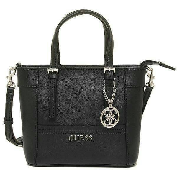 GUESS SAFFIANO MINI CROSS BODY BAG Best aellwr กระเป๋าถือหรือสะพายรุ่นยอดนิยมจาก GUESS หนัง Saffiano สวยอยู่ทรงสไตล์ PRADA ขนาดกำลังดี เบา ด้านหน้าประดับ logo brand มาพร้อมพวงกุญแจแบรนด์ห้อยที่หูกระเป๋า ถอดเเยกใช้ได้ เปิดปิดด้วยซิปสะดวกใช้ ภายในมี โลโก้ ช