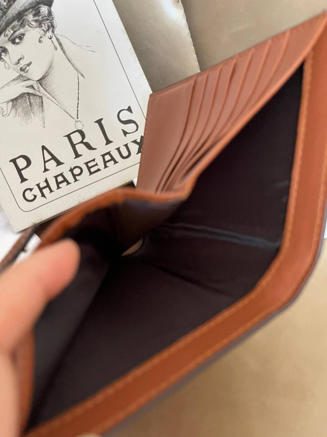 CELINE MEDIUM STRAP WALLET IN TRIOMPHE CANVAS กระเป๋าสตางค์ขนาดกลาง ถือแล้วจะให้ความรู้สึกที่คล้ายกับกระเป๋าคลัทช์ ดีไซน์ทันสมัยให้ใช้งานได้แบบครบครัน เป็นกระเป๋าสตางค์ ที่มีช่องสำหรับใส่ ธนบัตร เหรียญ และบัตรต่าง ๆ ใช้งานแบบ2ด้าน มีลวดลายTriomp ที่เป็นซิ