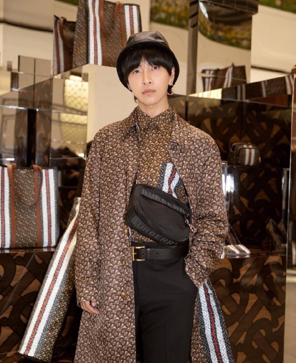 VIP 】BURBERRY FRAGRANCES CROSSBODY BAG VIP GIFT WITH PURCHASE (GWP) พรีเมี่ยมกิ๊ฟ Limited Edition จากน้ำหอม BURBERRY วัสดุ Nylon Canvas ทรงเหลี่ยมน้ำหนักเบามีโลโก้แบรนด์คาดด้านหน้าพร้อมช่องซิปใส่ของ เปิดปิดด้วยซิปหัวซิปแบรนด์สไตล์สปอร์ต ภายในมีช่องใส่บัตร