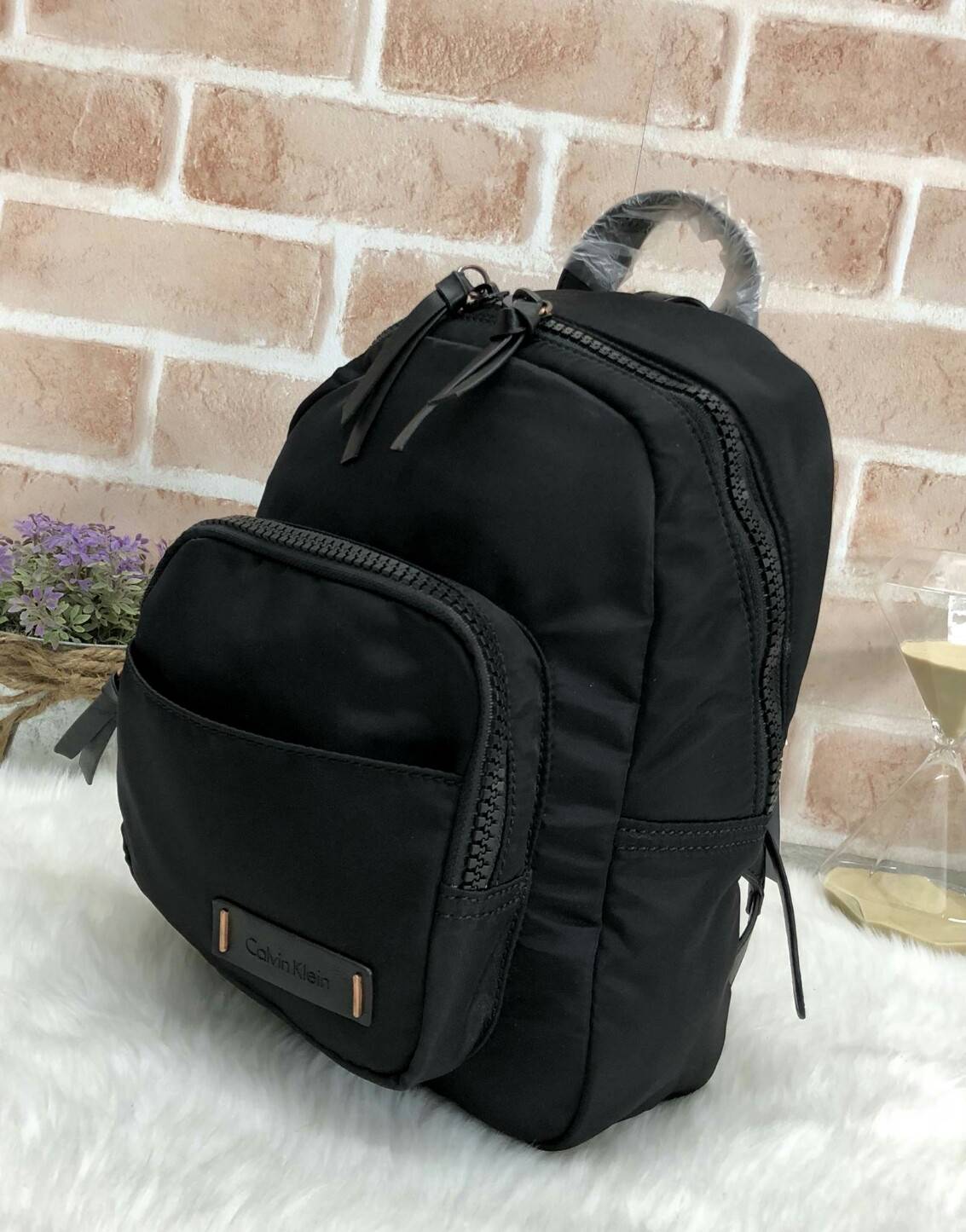 Calvin Klein Nylon Mini Backpack - New arrival !!! กระเป๋าสะพายหลัง วัสดุ nylon คุณภาพดี เนื้อผ้าลื่นแวว - ด้านหน้าติดโลโก้แบรนด์ มีช่องใส่ของจุกจิก 2 ช่อง - เปิดปิดกระเป๋าด้วยซิปคู่ ที่จับเป็นหนัง ช่องหลักภายใน โล่งกว้าง จุได้เยอะค่ะ