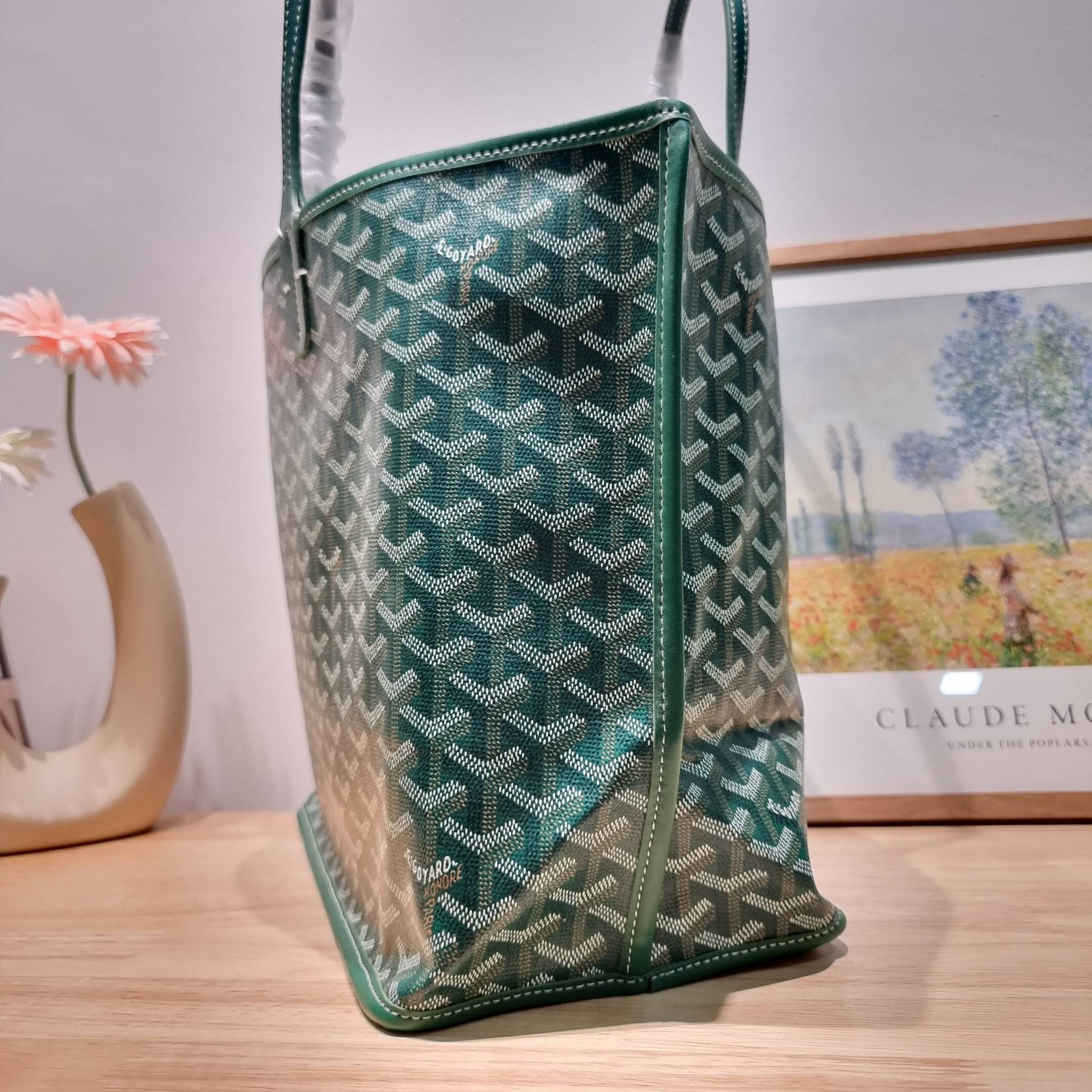 GOYARD ANJOU REVERSIBLE TOTE ฮอตไอเท็ม กับกระเป๋าสะพายทรงโท้ท ใบใหญ่จุใจ!! มาครบสีขายดี เลิศทุกสี รูปทรงคลาสสิค ดีไซน์เป็นเอกลักษณ์ ใช้งานได้หลากหลาย สามารถกลับด้านใช้ได้แบบไม่มีเบื่อ วัสดุหนังแคนวาสพิมพ์ลายสวยคม ภายในโล่งกว้างมาก