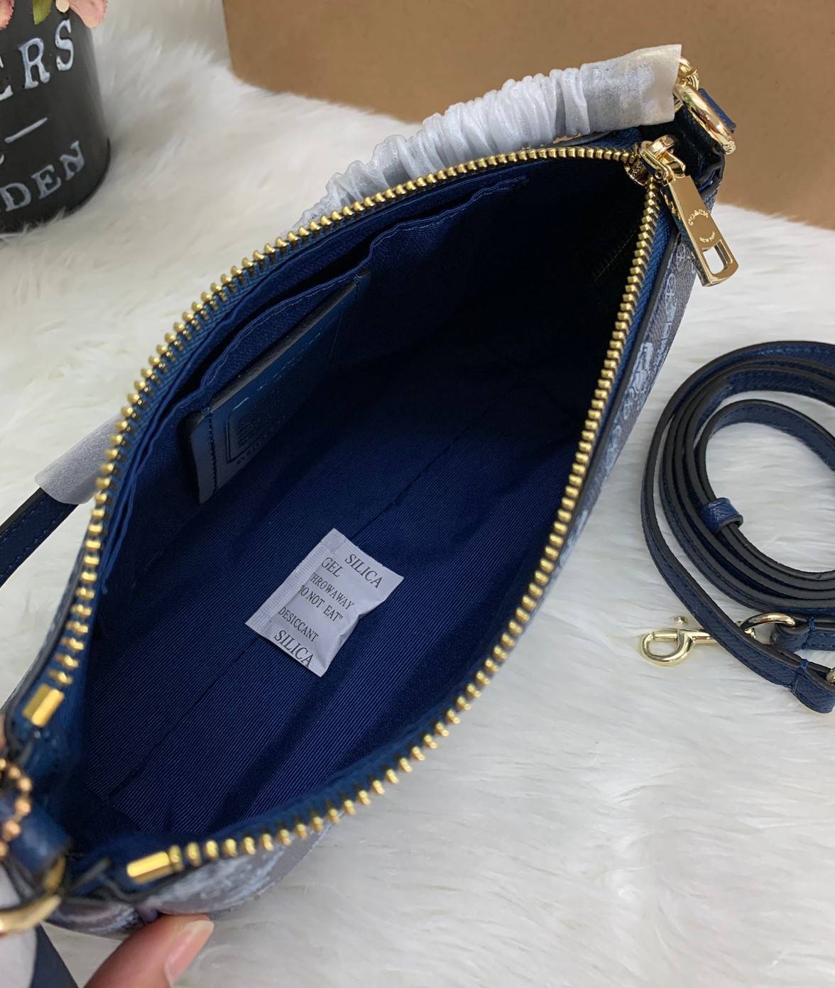 COACH POUCH HORSE AND CARRIAGE PRINT ((36674)) รุ่นแนะนำ ได้ไปไม่ผิดหวังแน่นอนค่ะ! กระเป๋าหิ้ว//สะพายไหล่//สะพายข้างได้ วัสดุ pvc นิ่มอย่างดี ลายรถม้าทั้งใบ สวยงามค่ะ เปิดปิดกระเป๋าแบบซิป ภายในสามารถใส่กระเป๋าเงินใบยาวได้;ของจำเป็นได้ครบค่ะ มีช่องเล็กให้ใ