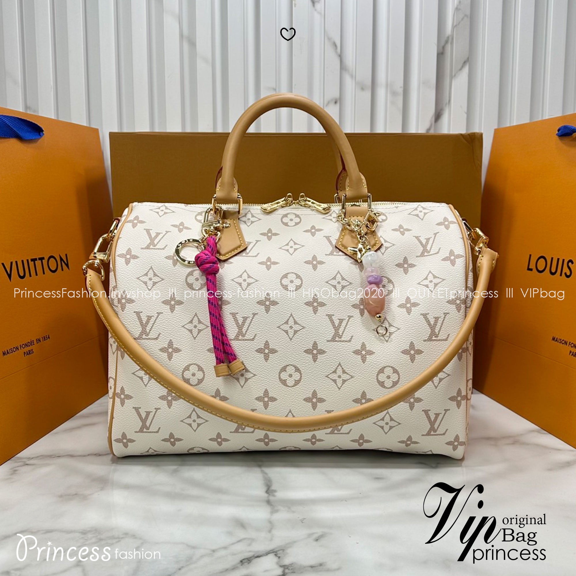 ORI หนังแท้ | LV Speedy Soft 30 Lucky Bag Monogram Dune/Pink กระเป๋าสะพายสปีดี้ทรงหมอน ทรงยอดนิยม สุดไอคอนิกดีไซน์ใหม่ แต่งแต้มสัมผัสเงางามดั่งอัญมณี ซับในสีชมพูพาสเทลตัดกัน โดดเด่นด้วยปมเชือกสีสันสดใส ตอกย้ำถึงความพิถีพิถันและใส่ใจในทุกรายละเอียด