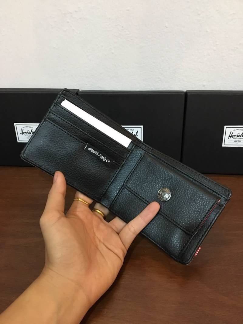 กระเป๋าสตางค์ Herschel Roy Wallet Coin (มีช่องใส่เหรียญ) การออกแบบก็เน้นใช้งานพกสะดวกกระเป๋าสตางค์ใบไม่ใหญ่ขนาดมาตราฐาน ช่องใส่บัตร 3 ช่อง ช่องใส่เหรียญ 1 ช่อง ช่องเก็บของหลังช่องใส่บัตรกับเหรียญอีกข้างละ 1 ช่อง ช่องใส่ธนบัตร 1 ช่อง