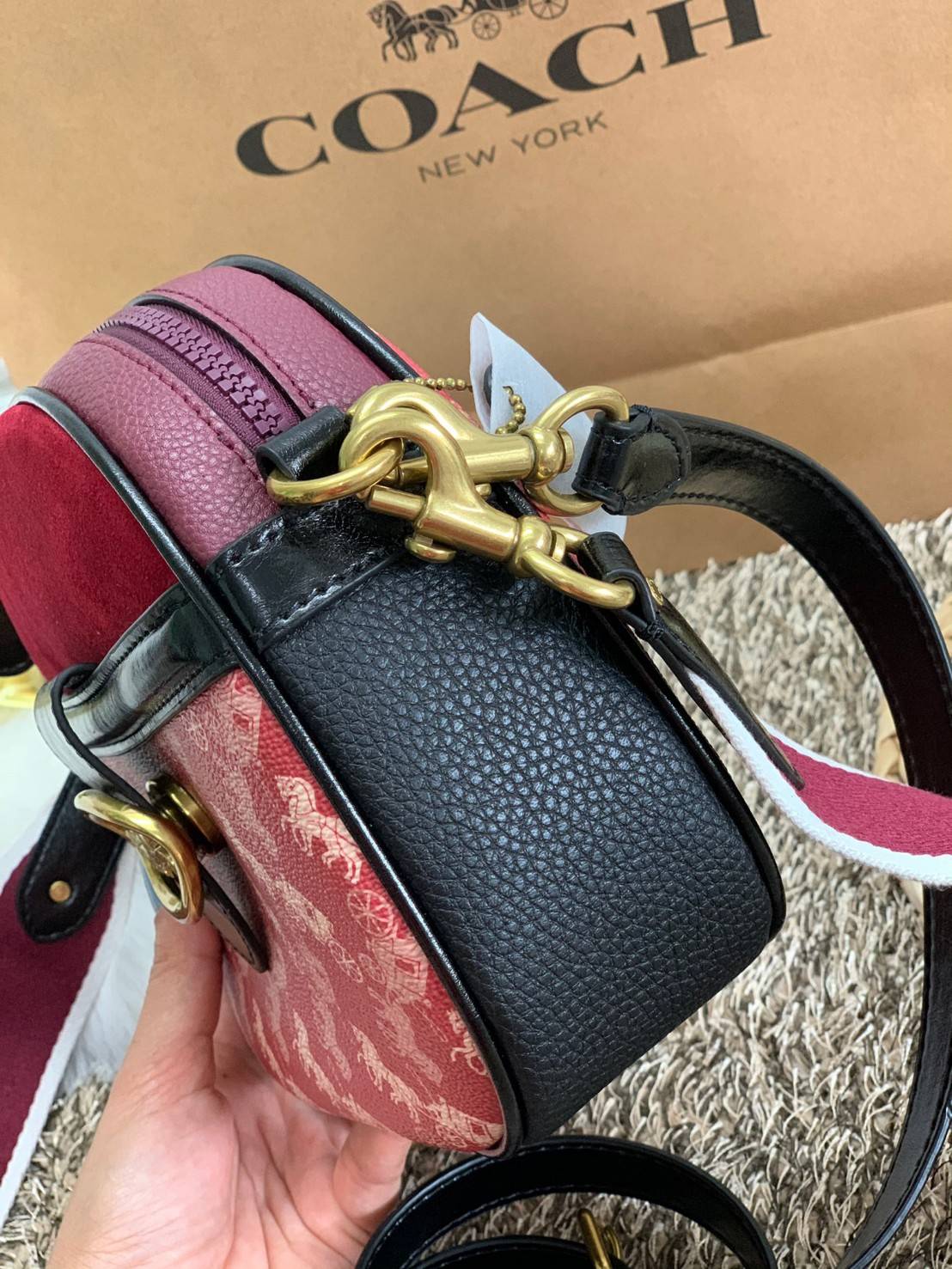 COACH KAT CROSSBODY WITH HORSE AND CARRIAGE PRINT ((88480//88544)) พร้อมส่งค่ะ! กระเป๋าสะพายแบบครอสบอดี้ร์ หนังแท้อย่างดี ตัวกระเป๋าเก๋ด้วยการพิมพ์ลายรถม้าค่ะ ด้านหน้ามีช่องกระดุมแม่เหล็กสำหรับใส่ของจุกจิกได้ พร้อมโลโก้แบรนด์สุดหรู