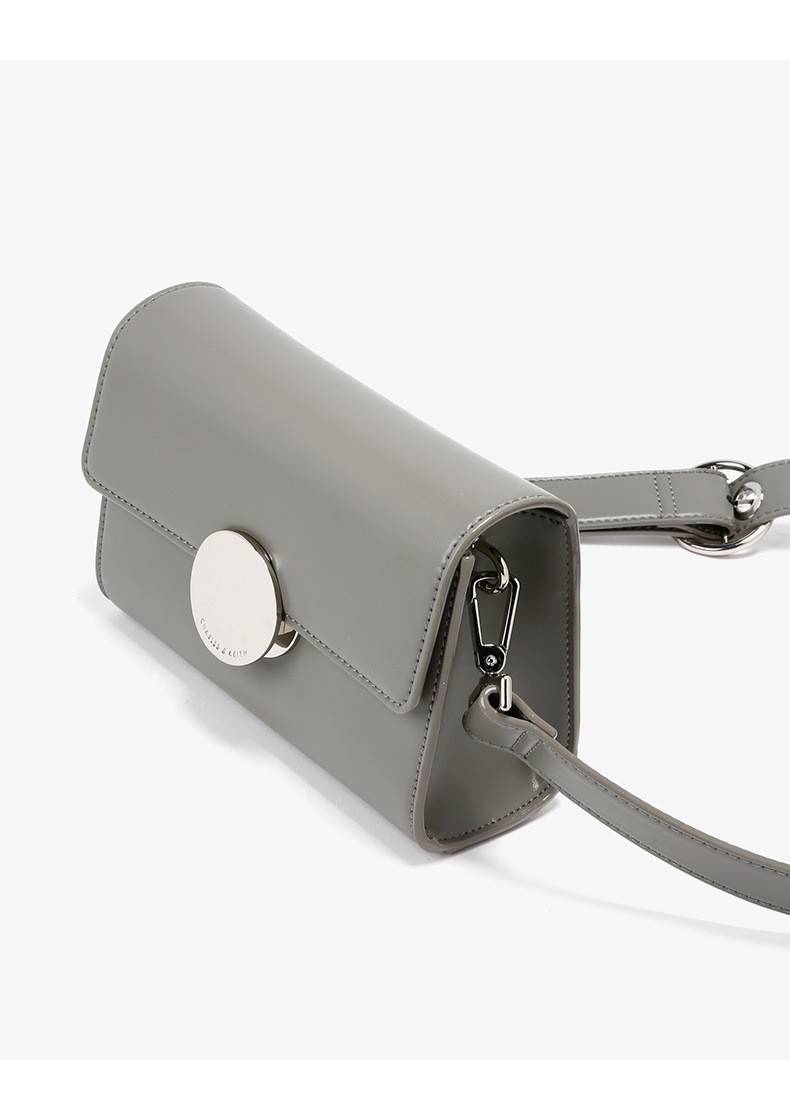 CHARLES AND KEITH CIRCULAR BUCKLE CROSSBODY BAG กระเป๋าสะพายครอสบอดีทรงคลัช ใบเล็กหนังเรียบสวย กระเป๋าสะพาย crossbody หนัง PU เรียบสวย สามารถถอดสายถือแบบคลัชได้ ด้านหน้าประดับด้วยตัวล็อค สุดเก๋ เป็นแผ่นกลมสีทองและสีเงิน ปั๊มแบรนด์ มาพร้อมสายสะพาย สามารถปร