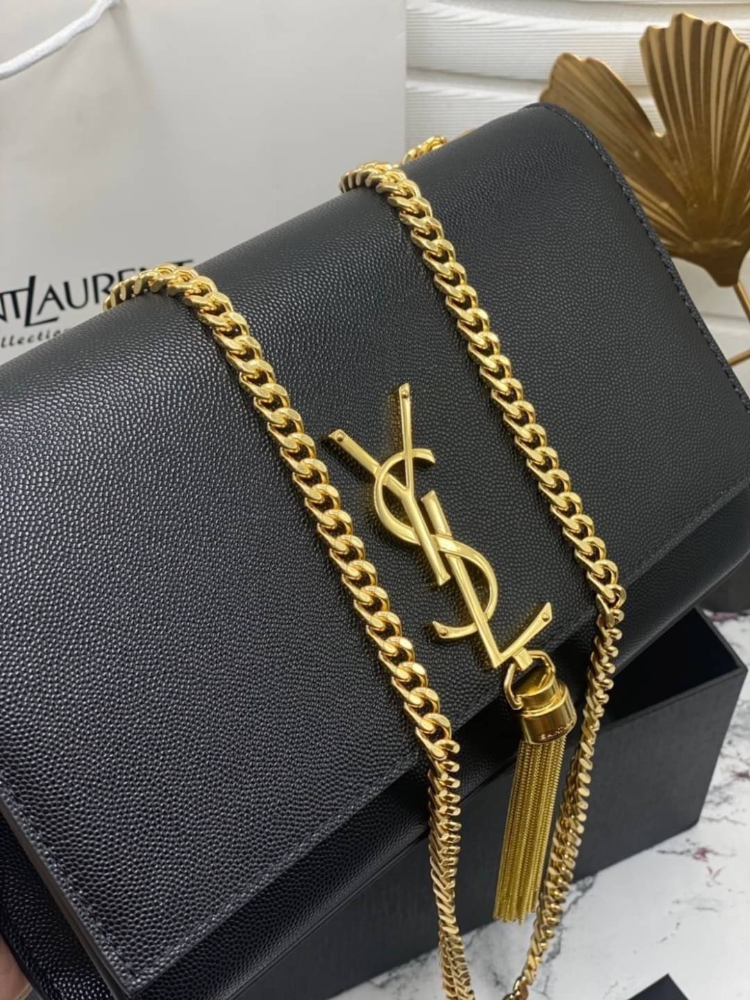 YSL kate medium chain bag in grain de poudre embossed leather 24cm กระเป๋าสะพายแบรนด์หรู รุ่นฮิตลอดกาล งานสวยดูดีมีระดับ ปั้มทุกจุด ขนาดกระทัดรัดกำลังดี มาพร้อมาสะพายโซ่ยาว เลื่อนปรับเป็น 2 แถว เพื่อสะพายเป็นสายสั้นได้ ด้านในโล่งกว้าง ใส่กระเป๋าสตางค์ใบยา