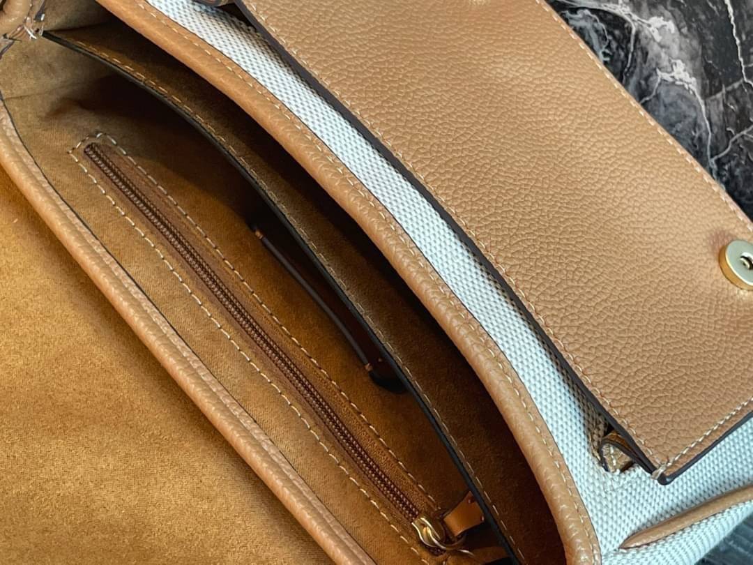 COACH Lucy Crossbody กระเป๋าใบนี้ขนาดกะทัดรัดกำลังดี เพียงพอสำหรับใส่ของจำเป็นที่ต้องการพกติดตัว ที่สำคัญใช้งานง่ายสามารถหยิบของได้สะดวกรวดเร็ว วัสดุผ้าใบเคลือบซิกเนเจอร์และหนังกรวดละเอียด ด้านในมีซิปและกระเป๋าอเนกประสงค์ ปิดสแน็ปอิน กระเป๋าแบบเปิดด้านนอก