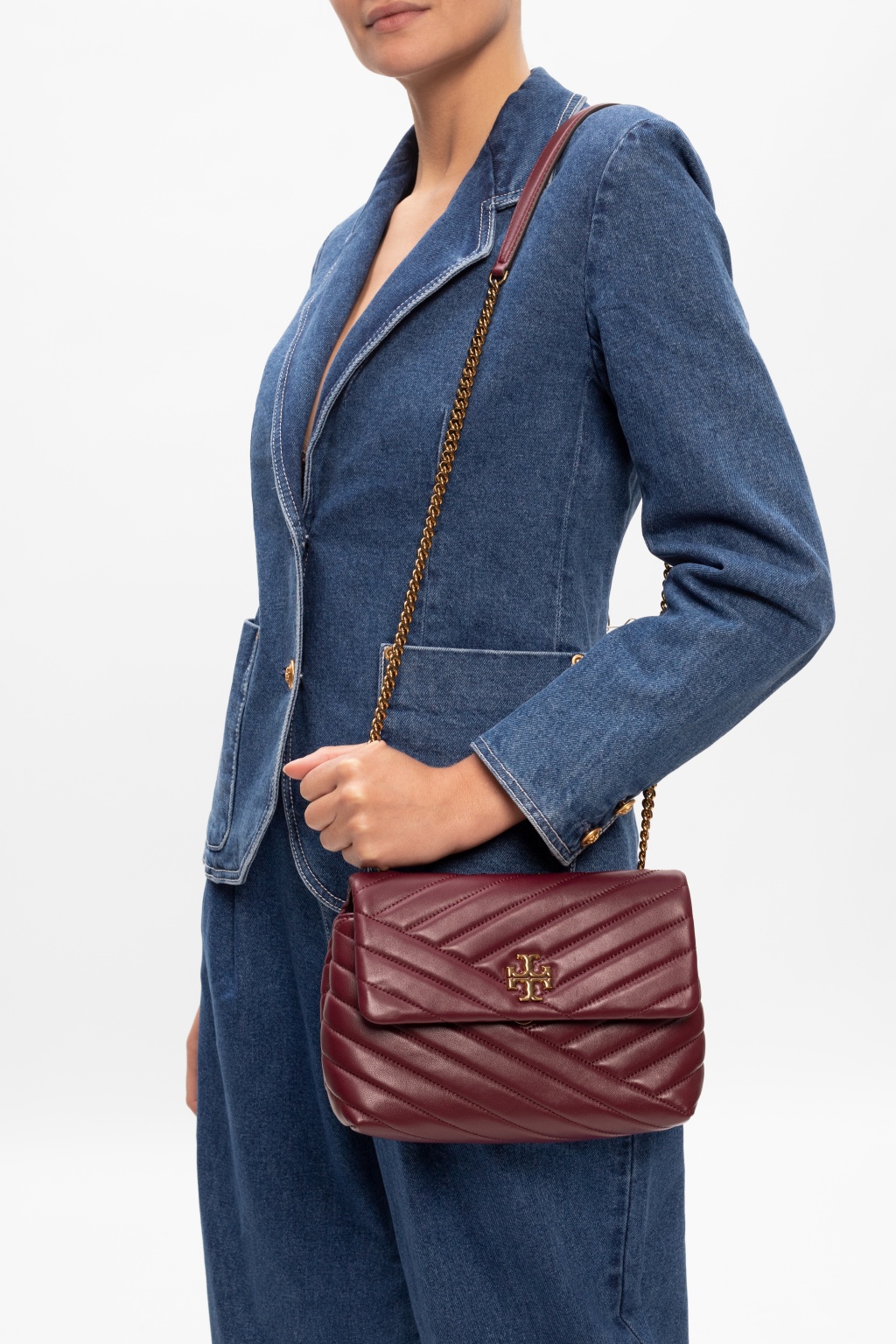 Small : Tory Burch Kira Chevron Small Convertible Shoulder Bag เป็นกระเป๋าที่ใช้ในการออกงานสำคัญหรือวันที่มีปาร์ตี้สังสรรค์ คุณควรเลือกใช้กระเป๋าที่มีดีไซน์สะดุดตา เพราะจะช่วยยกระดับและเพิ่มเสน่ห์ให้กับตัวคุณเองมากยิ่งขึ้น หากเป็นงานทางการ เช่น งานราตรีสุ