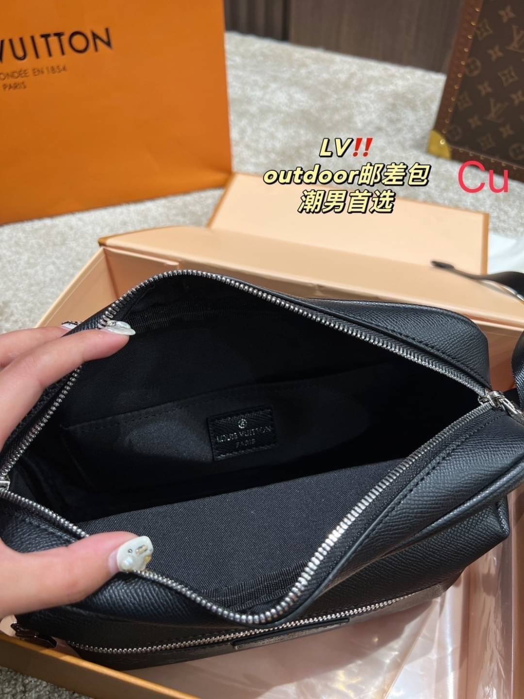 LV Outdoor Messenger Bag Monogram canvas Taiga กระเป๋าสะพายทรงแมสเซ็นเจอร์หนังไทก้า พิมพ์ลายโมโนแกรมช่องหน้า สวยหรูคลาสสิก ขนาดใบกำลังดี ไอเท็มใหม่ที่สามารถใช้ได้ everyday รีบจัดก่อนใครได้เลย!