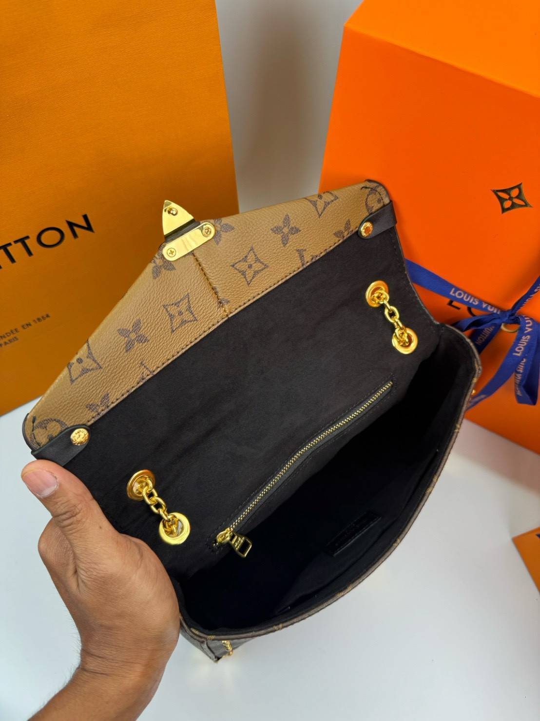 ORI หนังแท้ | LV Trunkie bag กระเป๋าสะพายรุ่นใหม่ ดีไซน์ร่วมสมัยโดดเด่นด้วยมุมโลหะ เฉลิมฉลองเอกลักษณ์ที่สืบทอดมาอย่างยาวนาน ผสานฟังก์ชันการใช้งานเข้ากับความหรูหรา