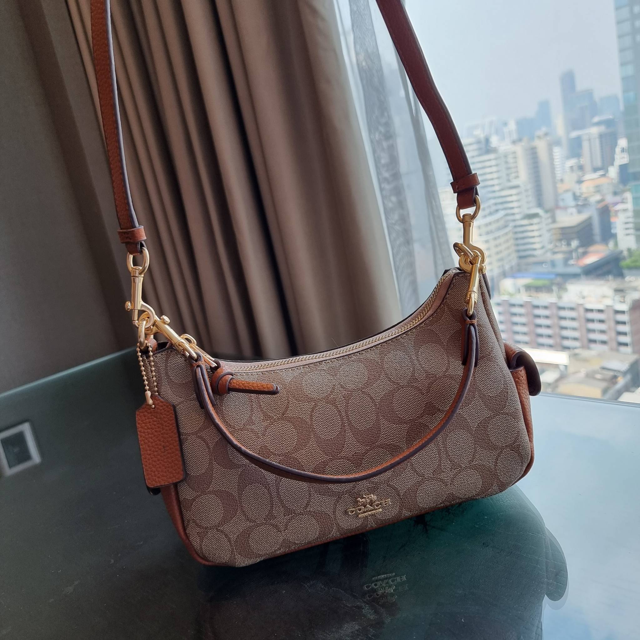 COACH C7223 PENNY SHOULDER BAG 25 IN SIGNATURE CANVAS คอลเลคชั่นเพนนีสุดคิ้วท์ ในรูปแบบของกระเป๋าสะพายไหล่กึ่งทรงพอช พร้อมเสิร์ฟความสวยถึงบ้านไปเลย!! ด้วยดีไซน์คลาสสิคย้อนยุค ที่แอบแฝงความเรียบหรู มาพร้อมสายสะพาย 2 เส้น เป็นสายคล้องมือและสายสะพายครอสบอดี้