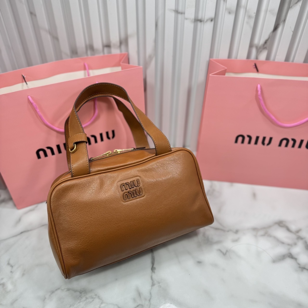ORI หนังแท้ | Miu Miu Leather top-handle bag กระเป๋าสะพายทรง keepall เรียบแต่ฟาด หรูหราทุกองศา ใครเห็นก็ต้องเหลียว