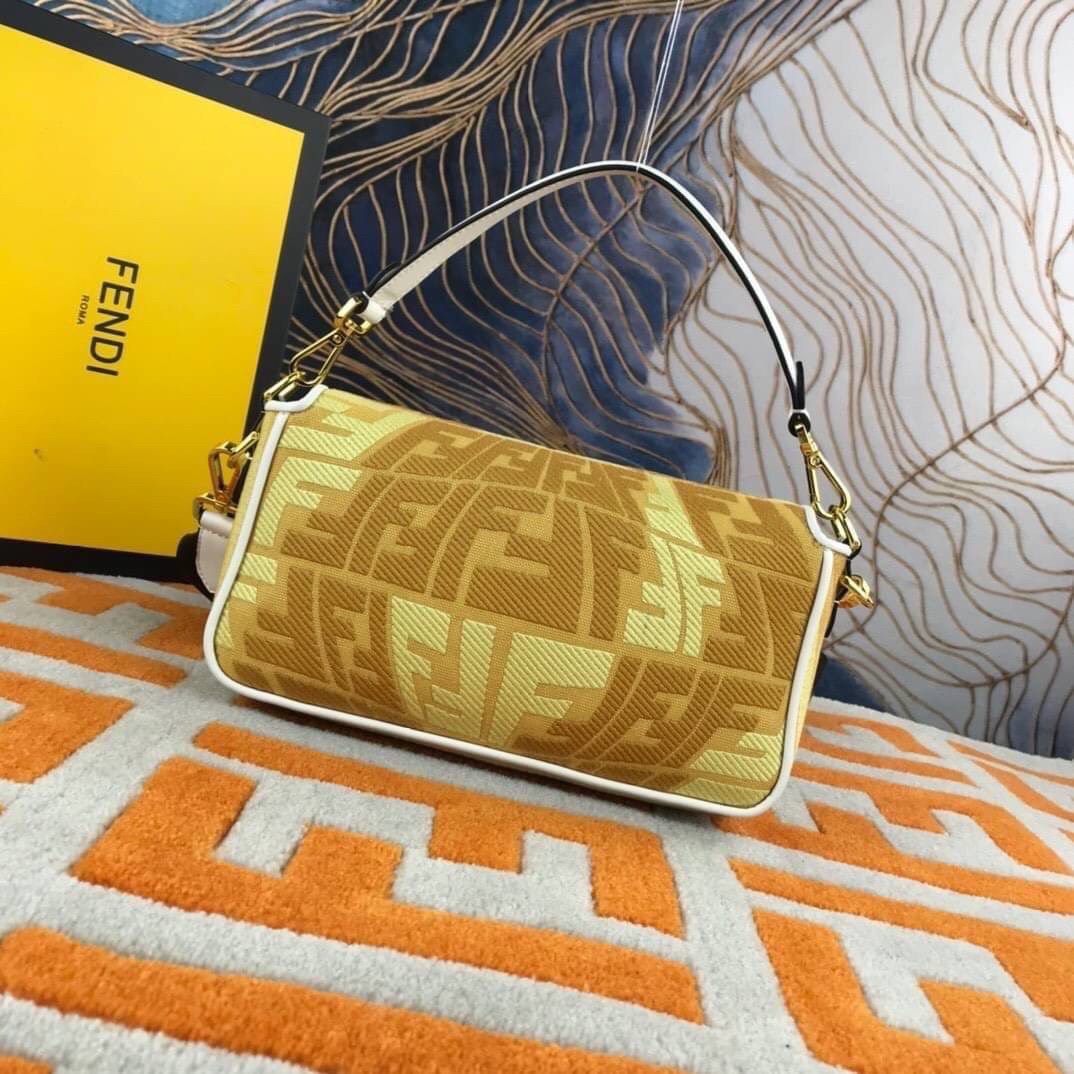 VIP GIFT 】FENDI BAGUETTE SUMMER 2021 CANVAS SHOULDER BAG กระเป๋าสะพายพรีเมี่ยมกิ๊ฟ หายาก สีคัลเลอร์ฟูลสุดใส โดดเด่น ดีไซน์ปั๊มโลโก้รอบใบ วัสดุผ้าแคนวาส ทนทาน มาพร้อมสาย 2 แบบ สำหรับคล้องแขน และสายครอสบอดี้สีทูโทน เปิด-ปิดด้วยกระดุมแม่เหล็ก ภายในเป็นช่องโล