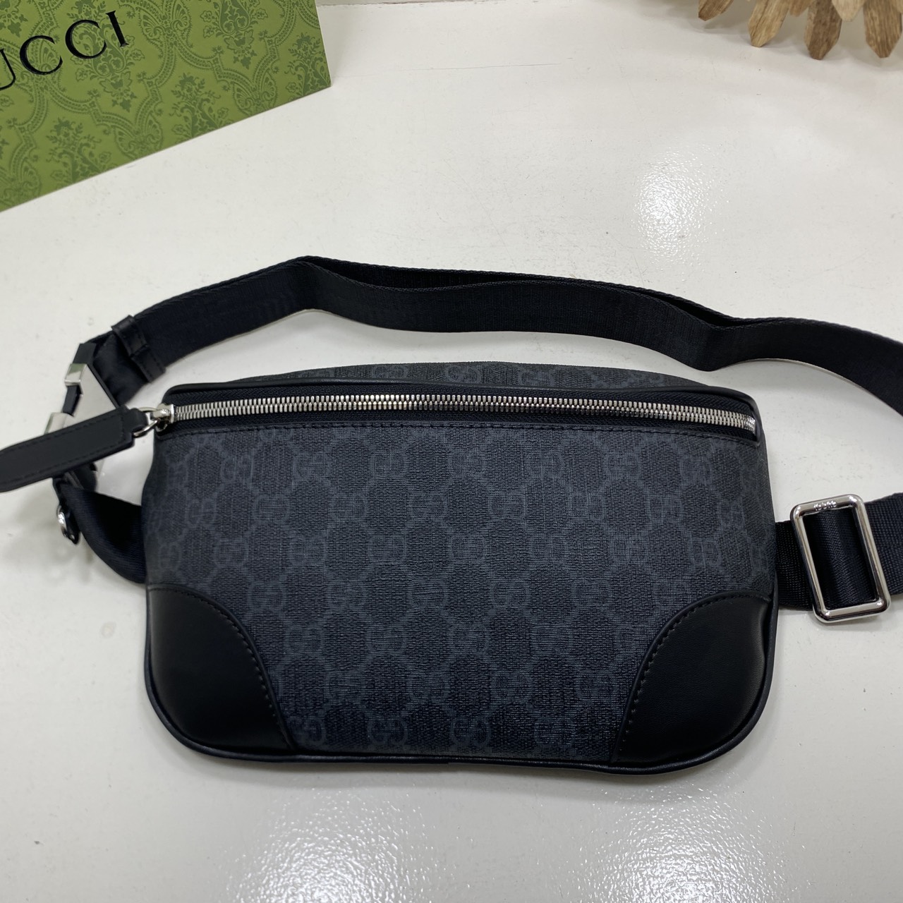ORI หนังแท้ | GUCCI GG Emblem small belt bag กระเป๋าคาดอก/คาดเอวปรับโฉมใหม่ สวยสง่างาม สปอร์ตและเท่กว่าเดิม แต่ยังคงความคลาสสิค