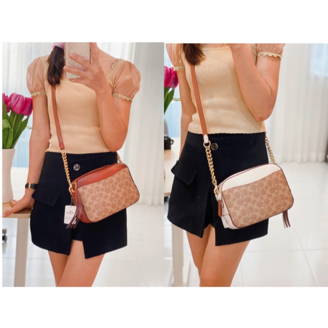 COACH 31208 CAMERA BAG IN SIGNATURE CANVAS รุ่นหายาก กระเป๋า crossbody ทรงกล่องสวยหรู ดีไซน์ลงตัว สีแทนรัสท์โดดเด่น วัสดุหนังแคนวาสเคลือบลาย ตัดด้วยอะไหล่ทองเหลือง สวยเข้ากันสุดๆ!! เปิด-ปิดกระเป๋าด้วยซิปพวงหนัง ภายในโล่งกว้าง ใส่ของสำคัญได้ครบ ใบนี้ใบเดีย