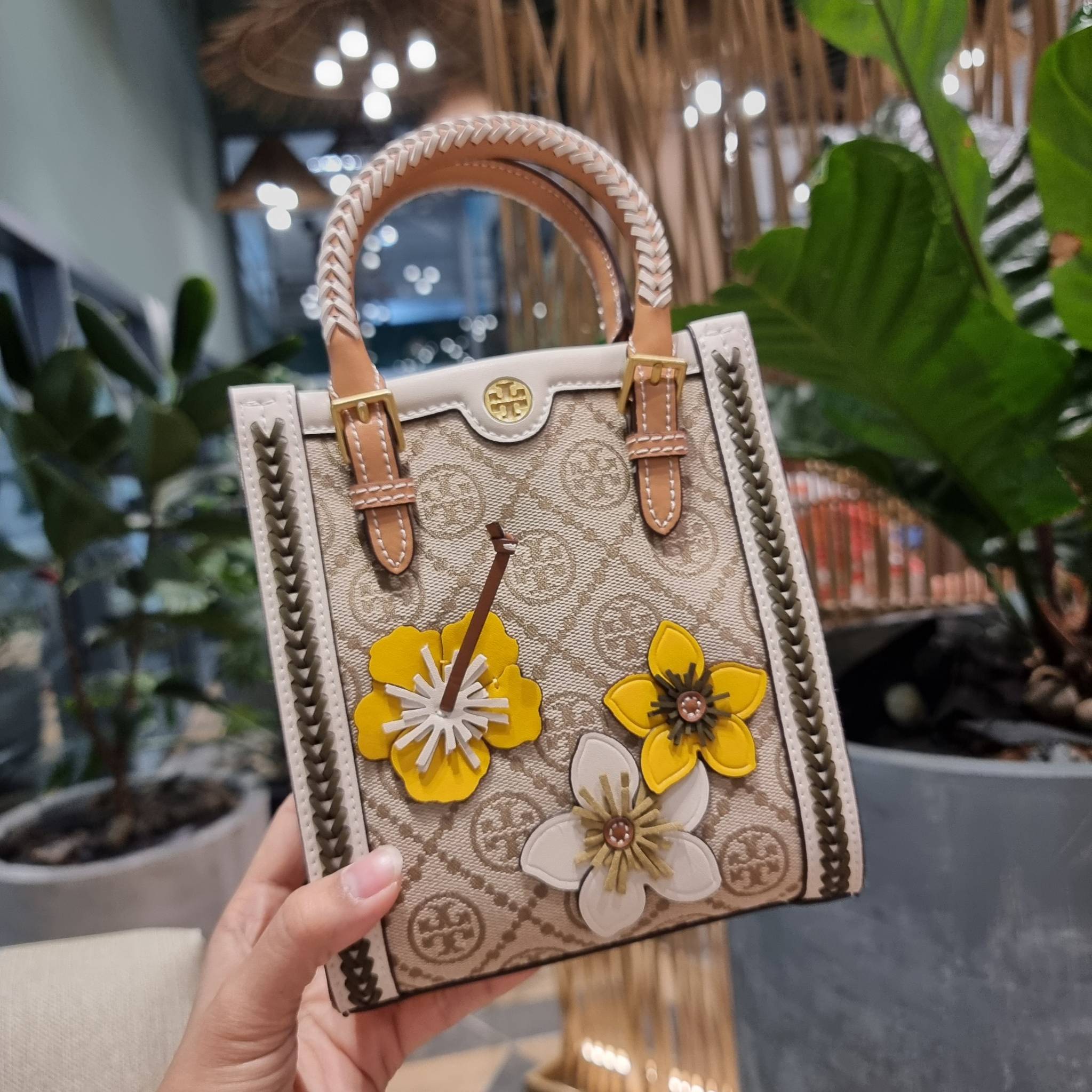 TORY BURCH T MONOGRAM BRAIDED MINI TOTE คอลเลคชั่นใหม่ พร้อมเสิร์ฟความสวยให้ถึงบ้าน!! รอบนี้จัดกระเป๋าทรงโท้ท ไซส์มินิมาให้สาวๆโดยเฉพาะ ดีไซน์ใหม่ล่าสุด สไตล์งานคราฟ มีลูกเล่นประดับดอกไม้กับตัวกระเป๋า วัสดุผ้า jacquard ตัดสลับหนังแท้ หูจับและขอบกระเป๋าตกแ