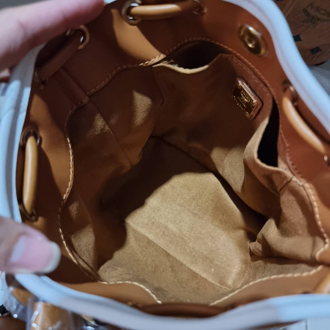 M.C.M ZOO RABBIT DRAWSTRING BAG IN VISETOS LEATHER MIX คอลเลคชั่นซูมาใหม่ ฮิตหนักมากที่เกาหลีและญี่ปุ่น ไอเท็มสุดคิ้วท์ น้องกระะต่ายโดดเด่น กระเป๋าสะพายทรง bucket ไซส์เล็กขนาดน่ารักน่าใช้ แฟชั่นสไตล์มากใบนี้ ดีไซน์น้องกระต่ายแอบในกระเป๋า และสามารถนำออกมาห