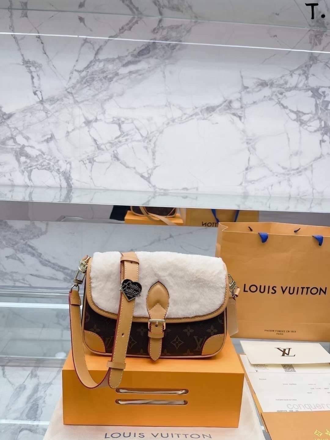 LV DIANE FLEECE BAG ใหม่กับรุ่นที่ทำมาจำนวนจำกัด ดีไซน์ต้อนรับอากาศเย็นๆช่วงส่งท้ายปี กับกระเป๋าสะพายทรงสวย ดีไซน์คลาสสิคซ่อนความหรู ด้วยการตกแต่งขนฟูนุ่ม วัสดุหนังแคนวาสตัดสลับหนังแท้