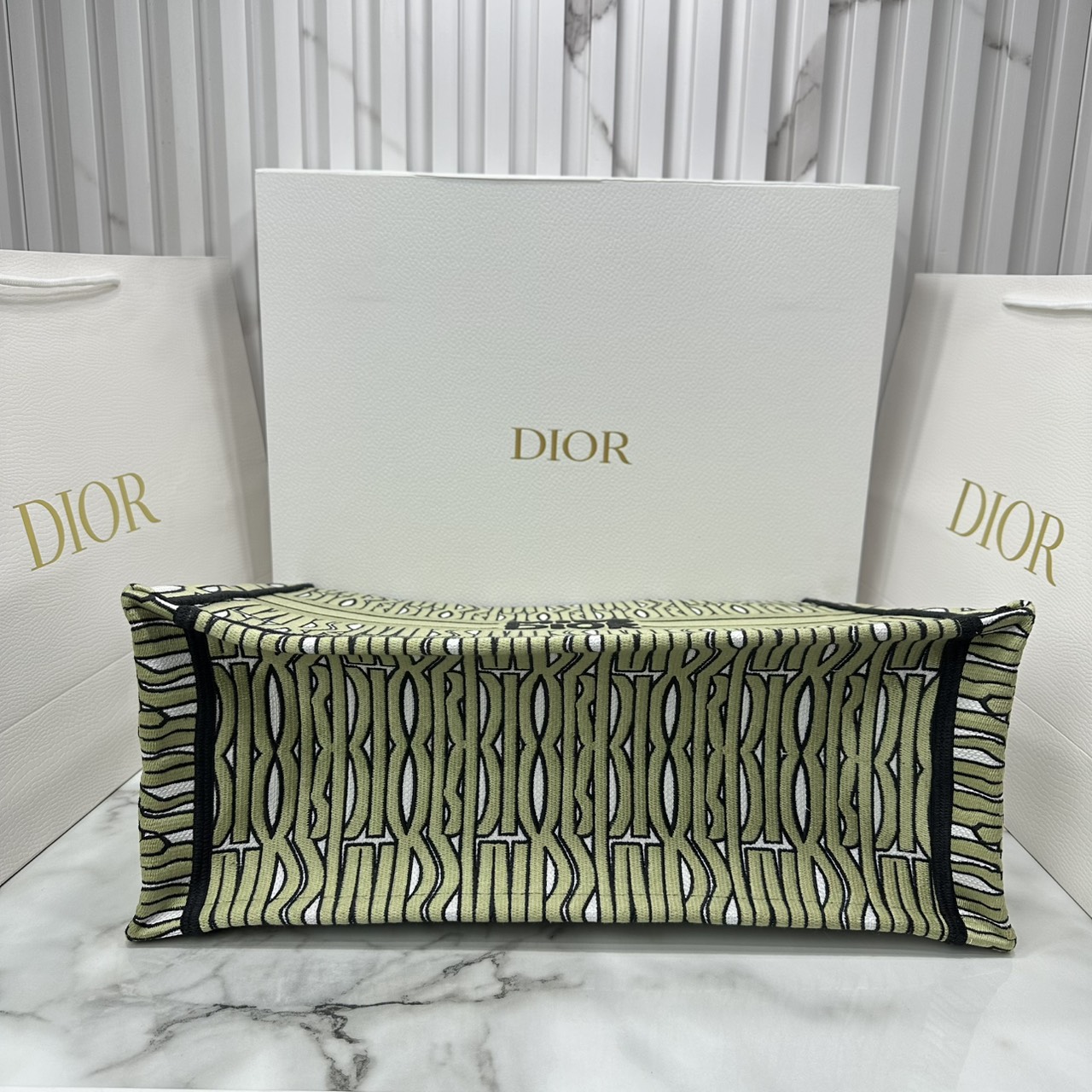 ORI หนังแท้ | Dior Miss Dior Allover Book Tote Handbag 16" กระเป๋าทรงโท้ทคอลใหม่ ดีไซน์ลวดลายกราฟฟิกสวยงามและหรูหราโดดเด่นไม่เหมือนใคร