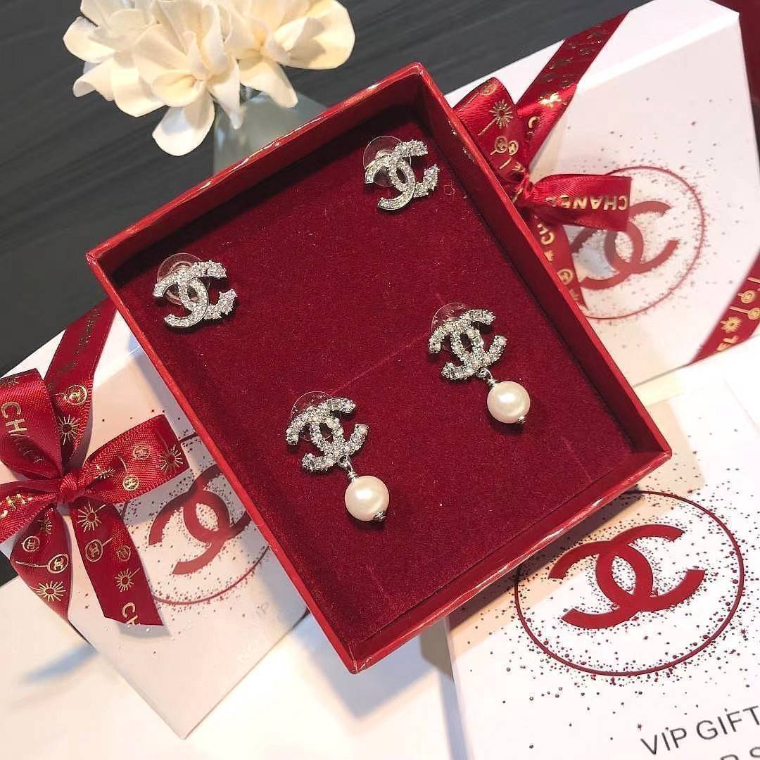 พรีเมี่ยมกิ๊ฟแท้ 100% 】CHANEL DOUBLE EARRING VIP GIFT WITH PURCHASE ORIGINAL PACKAGE (GWP) ชุดกิ๊ฟเซทของกำนัลสุดเลอค่าจากการแลกคะแนนสะสมสำหรับลูกค้า VIP CHANEL PARFUMS ไอเท็มหายากชวนสะสมมาเป็นชุดให้ถึง2แบบ2สไตล์สลับใช้ ดีไซน์สวยหรูเลอค่าสุดคลาสสิค