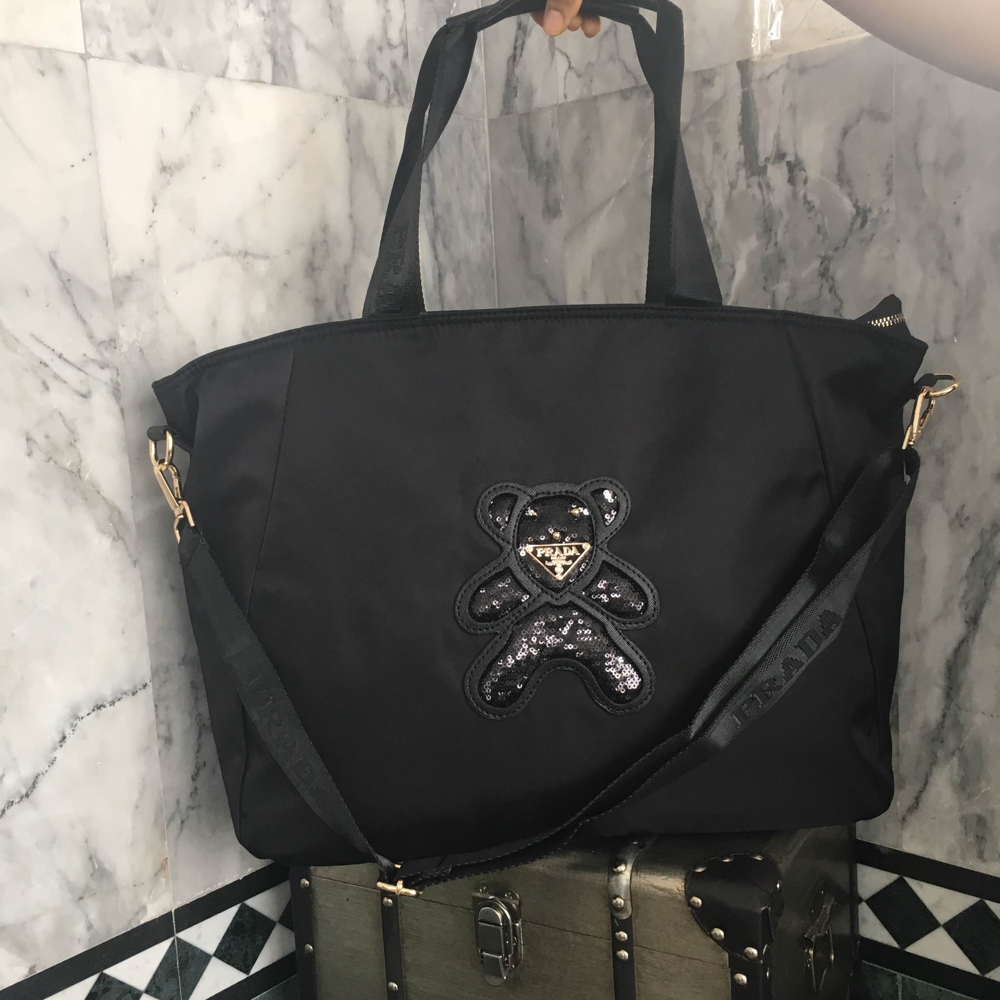 งานพรีเมี่ยมกิ้ฟ จากเคาเตอร์ต่างประเทศคะ 🐼รุ่น Limited edition ค่า ได้ กระเป๋าอเนกประสงค์ ทรง TOTE จากแบรนด์ PRADA มาค่า เป็น กระเป๋าผ้าไนล่อน ตามแบบฉบับของแบรนด์เลย ใบนี้มีสายยาวให้คะ เลิศมาก สะพายเป็น shoulder bag หรือ ถือได้คะ ใช้ได้2ด้าน ด้านน