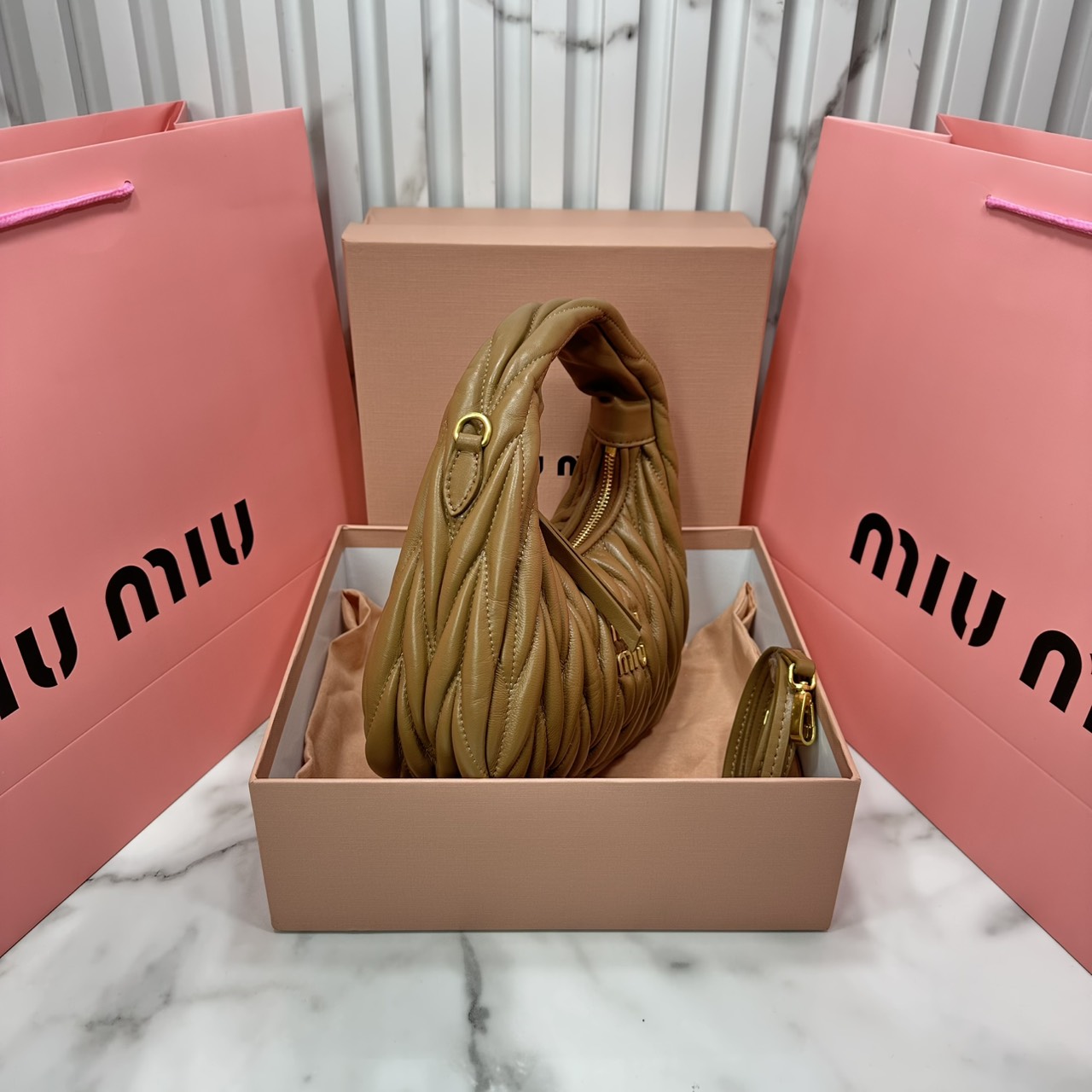 ORI หนังแท้ | MIU MIU Wander matelassé nappa leather hobo bag Small 22cm กระเป๋าสะพายทรงโฮโบ คิ้วท์สุดปัง ลุคลูกคุณหรูหราด้วยดีไซน์จับจีบนูนลวดลายเป็นเอกลักษณ์ หูจับในตัว ถือแบบเลิศๆ หรือจะใส่สายสะพายข้างก็ได้อีกลุค