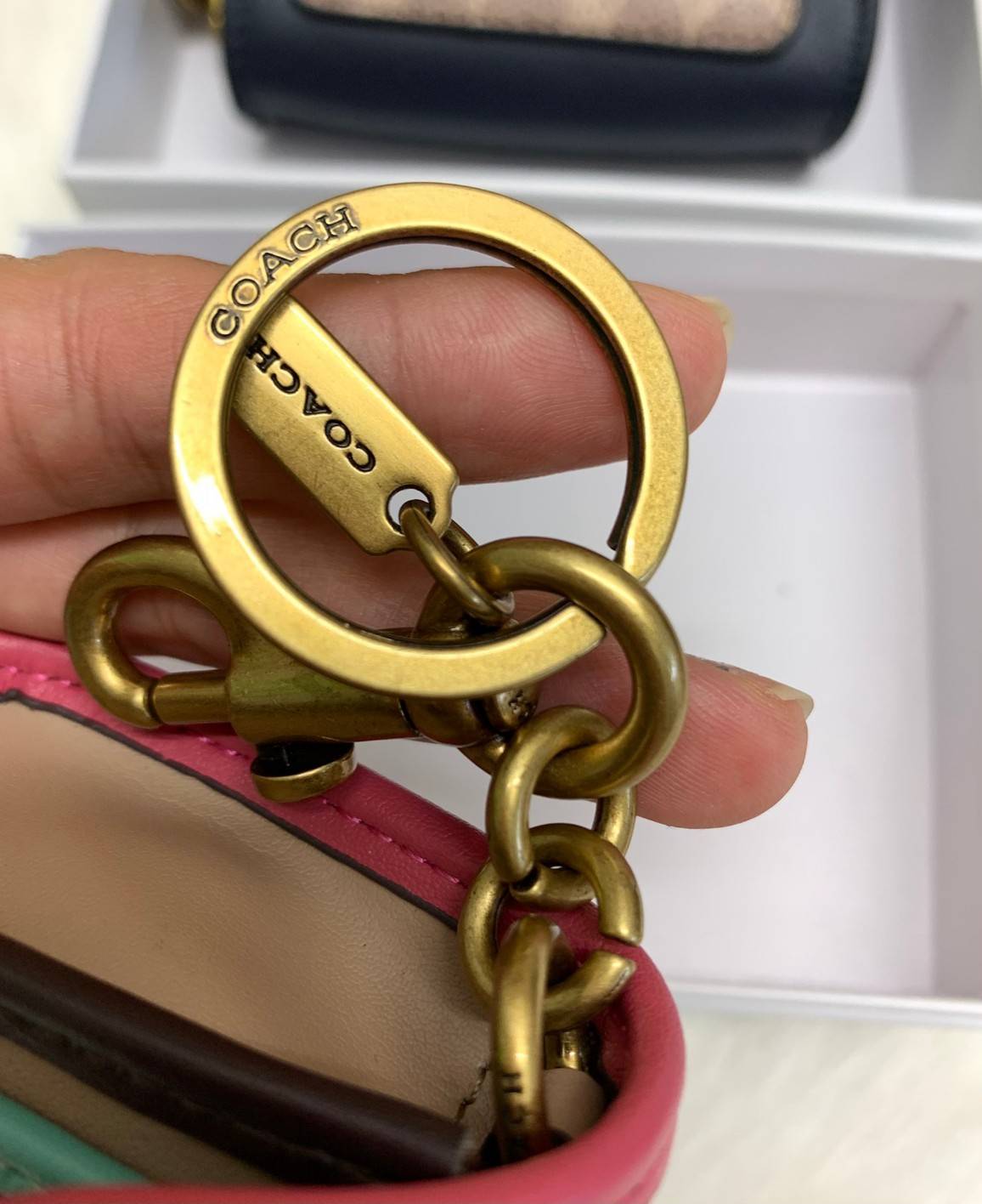 พวงกุญแจสวยๆ ไว้คล้องกระเป๋าใบสวยยกันค๊าา😘 COACH PARKER CHARM COLORBLOCK SIGNATURE ✔️พวงกุญแจจากแบรนด์ Coach สินค้าจำนวนจำกัดนะคะ❗️ ✔️สามารถใช้เป็นพวงกุญแจ//หรือใส่เหรียญด้านในกระเป๋าได้ค่ะ//เปิดปิดแบบกระดุมนะคะ