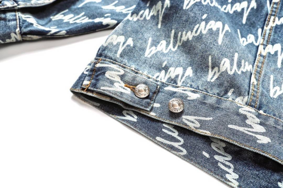 Balenciaga all-over logo denim jacket / BALENCIAGA Jacket เกรดออริจินอล มีป้ายแท็กที่คอเสื้อ ใส่ได้ทั้งผู้หญิงผู้ชาย พร้อมส่งที่ไทย
