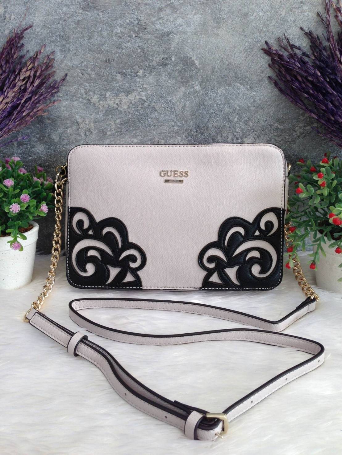 GUESS CROSSBODY DEVYN BAG 2018 กระเป๋าสะพายรุ่นใหม่ล่าสุดทรงเหลี่ยมหนังสวยอยู่ทรงด้านหน้ามีโลโก้และปักหนังขึ้นลายนูน สวยเก๋ดูมีดีเทลเปิดปิดด้วยซิปประดับแม่กุญแจ ภายในโล่งกว้างใส่กระเป๋าสตางค์ใบยาว มือถือ ของจุกจิกได้เยอะ มีช่องซิปและช่องใส่ของจุกจิก ซับใน